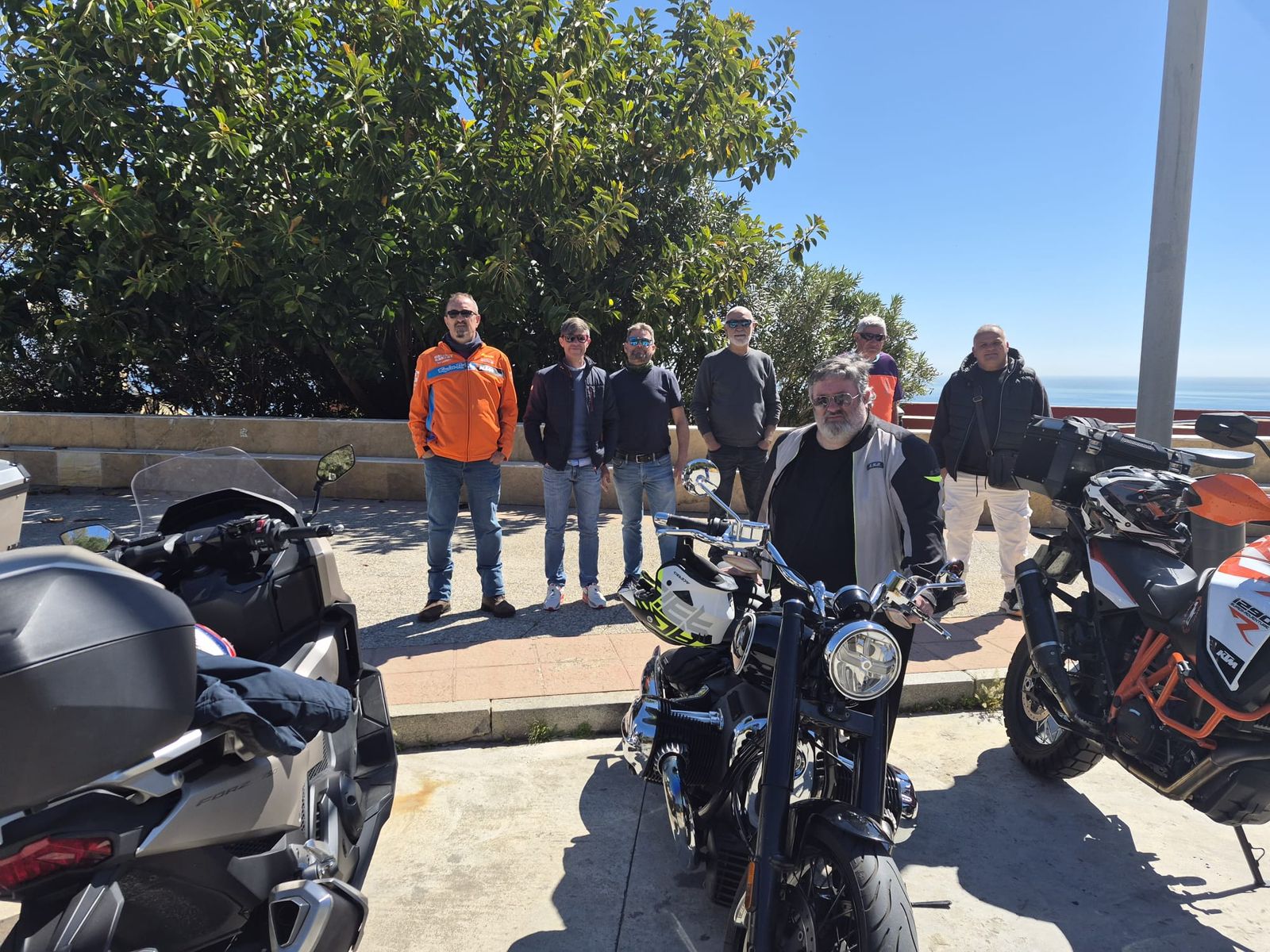 El grupo de moteros en una avenida de Ceuta