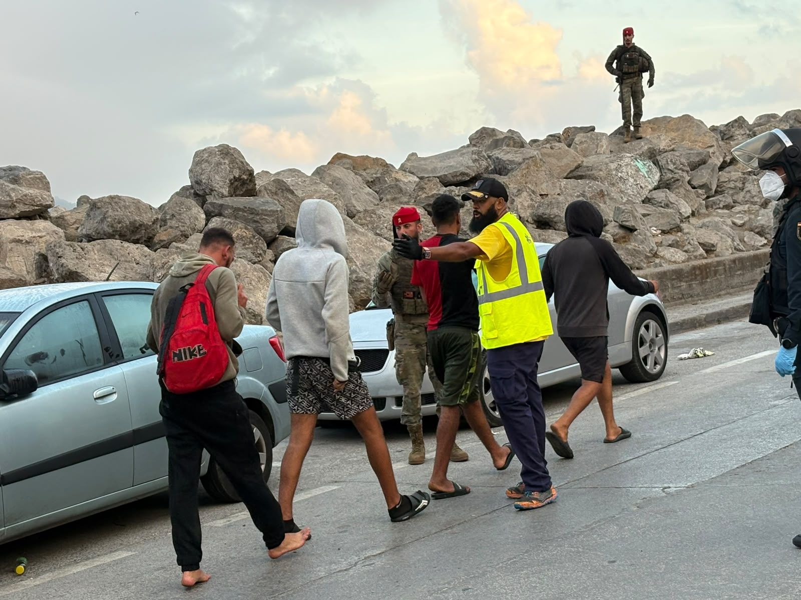 Tenso traslado  de más de  3.000 migrantes de las playas de Ceuta a un nuevo centro temporal