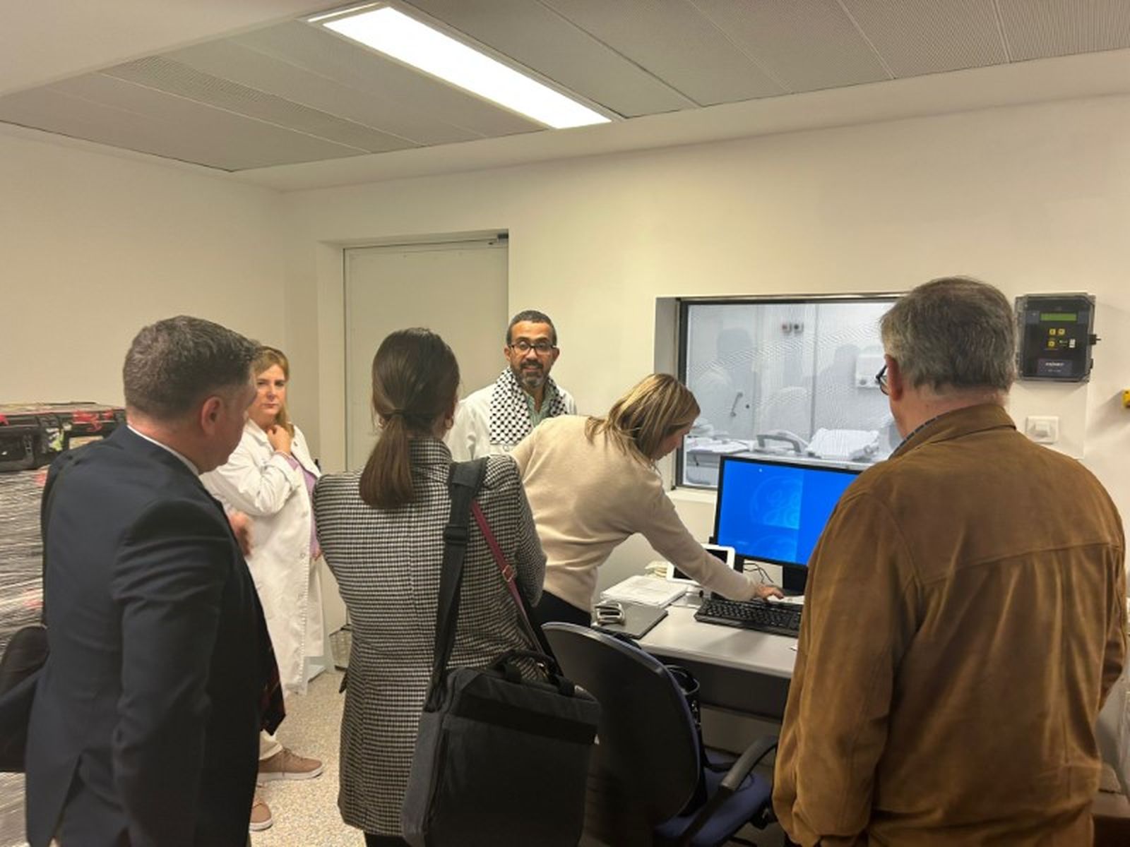 Miembros de la dirección territorial del INGESA en Ceuta durante la presentación de la nueva resonancia magnética. / FOTO CEDIDA