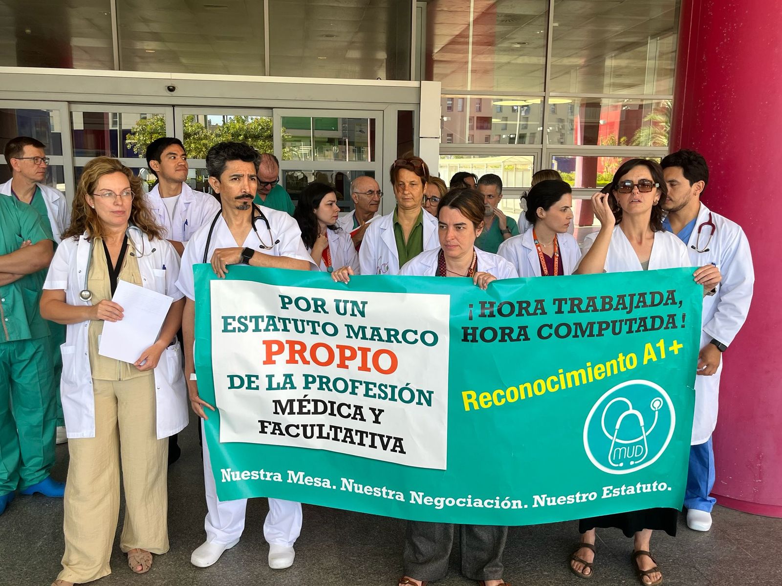 Los facultativos vuelven a concentrarse ante el HUCE para reclamar una jornada laboral justa y denunciar un trato discriminatorio