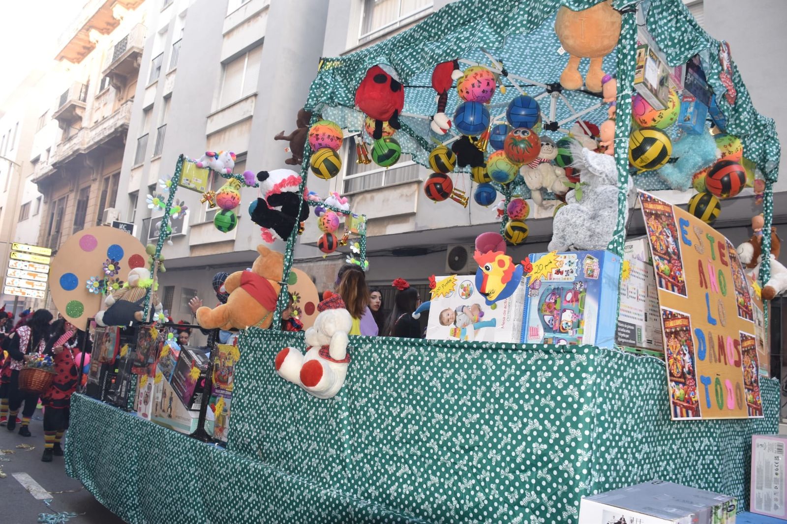 El Carnaval llena de color y ruido las calles del centro
