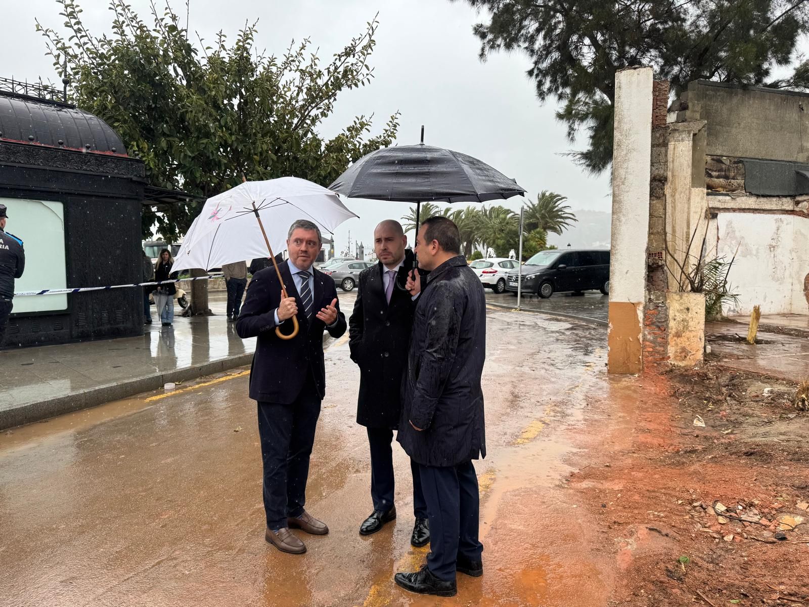 El delegado del Gobierno en Ceuta, Miguel Ángel Pérez Triano, y el presidente de la Autoridad Portuaria de Ceuta, Juan Manuel Doncel, han visitado la zona portuaria que se habilitará tras el derribo de los chalets