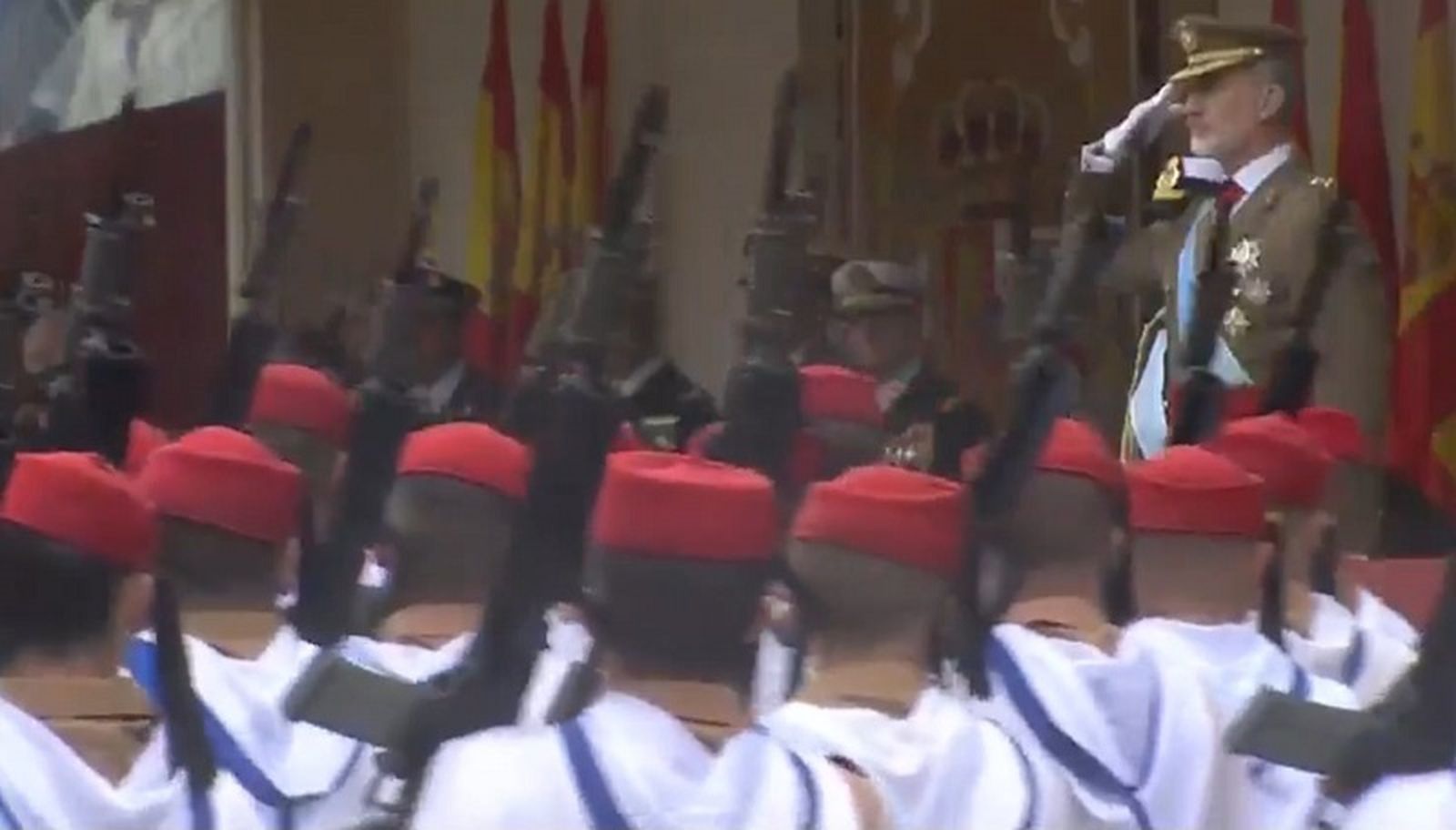 El Rey saluda a Regulares. / FOTO CEDIDA