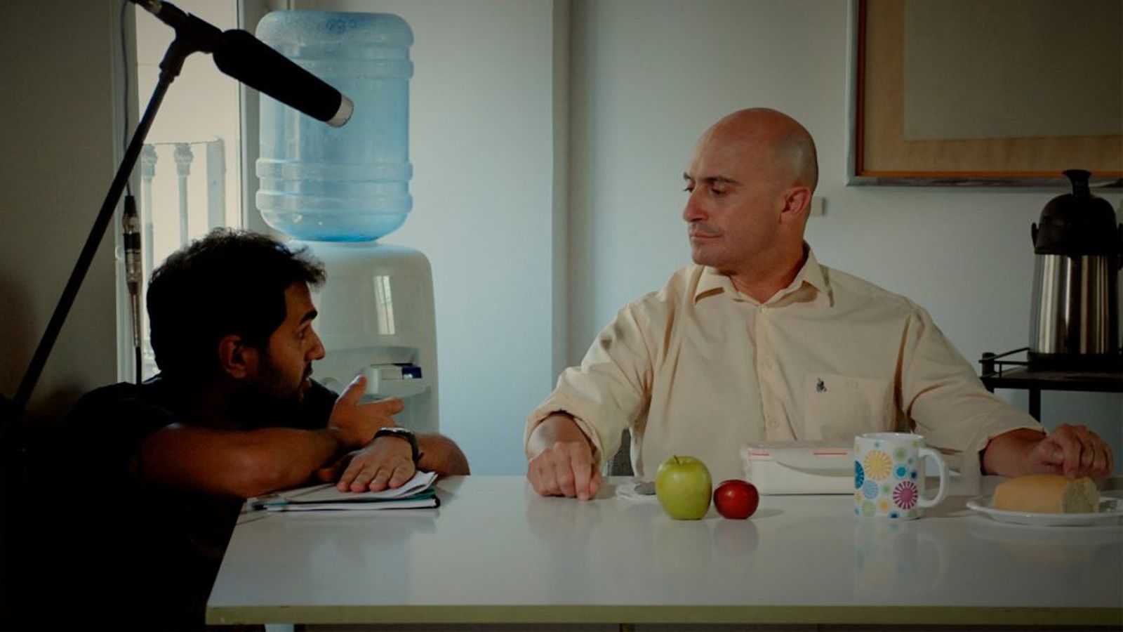 Narwani y el actor Pepe Viyuela, en el rodaje de "Clóset"