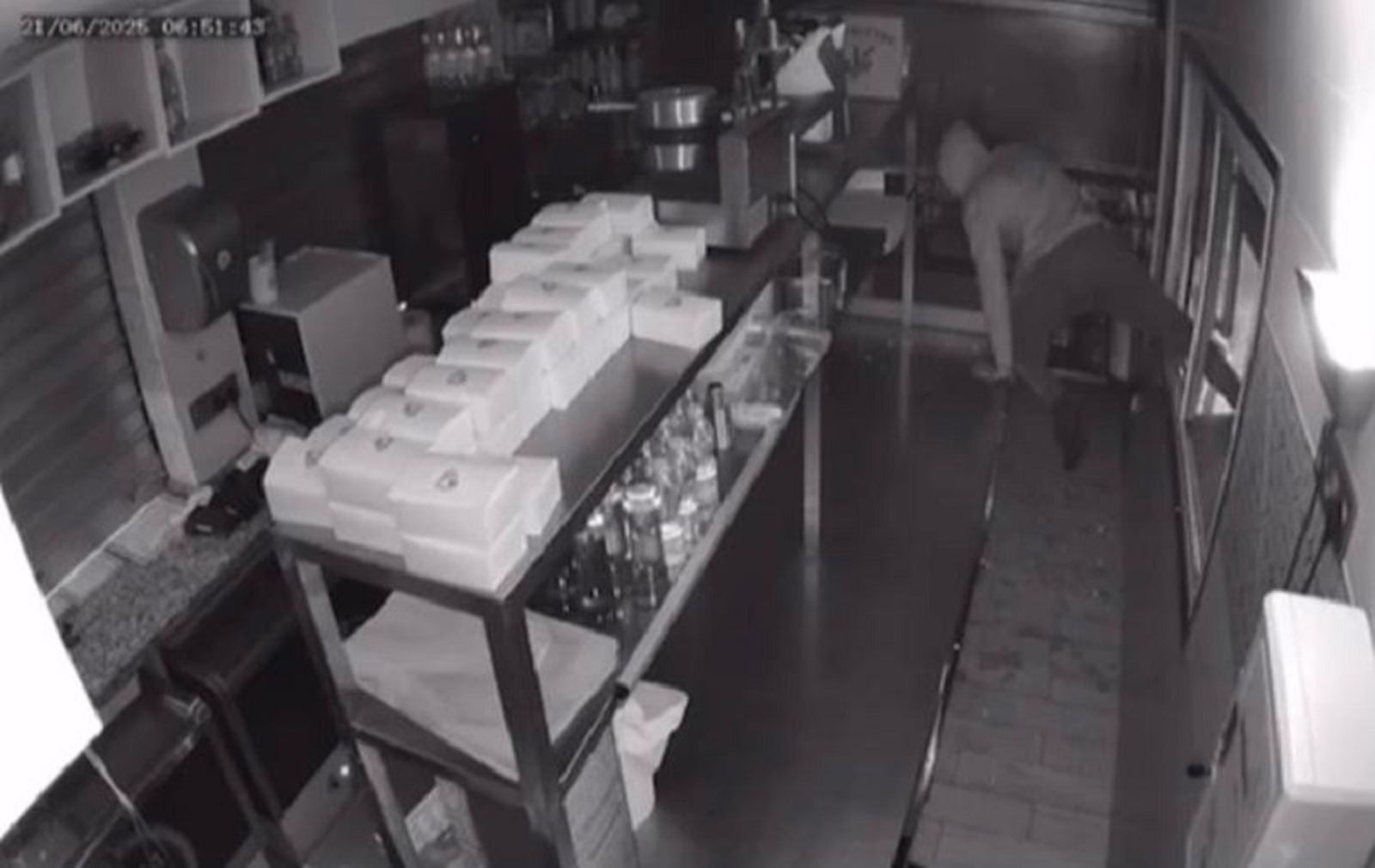 Imagen captada por las cámaras de seguridad del local durante el robo. / FOTO CEDIDA
