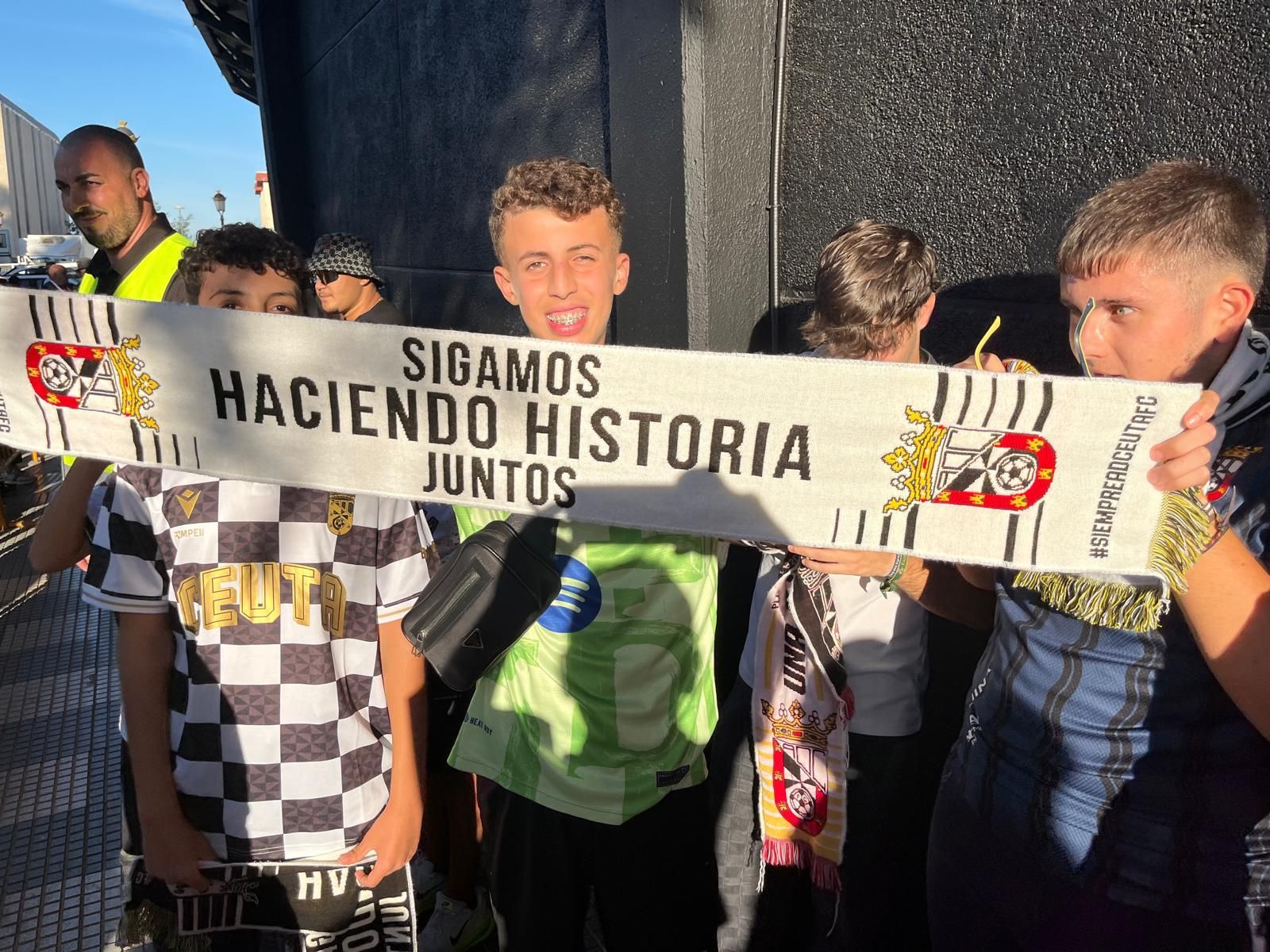 ‘Corteo’ de los ceutíes para animar a su equipo cerca del ‘Murube’ ‘Corteo’ de los ceutíes para animar a su equipo cerca del ‘Murube’
