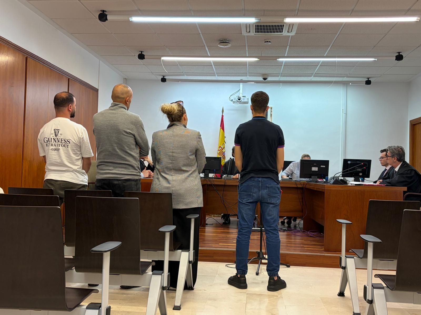 Los cuatro acusados durante la condena del juez