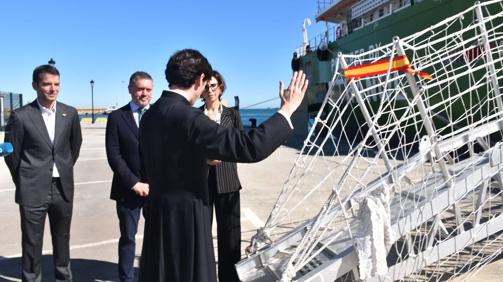 Un sacerdote bendice la nueva gabarra que operará en Ceuta