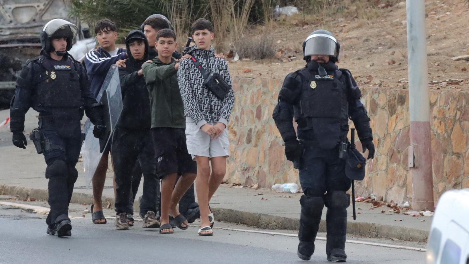 La Policía Nacional se despliega en el polígono del Tarajal para desalojar a los inmigrantes