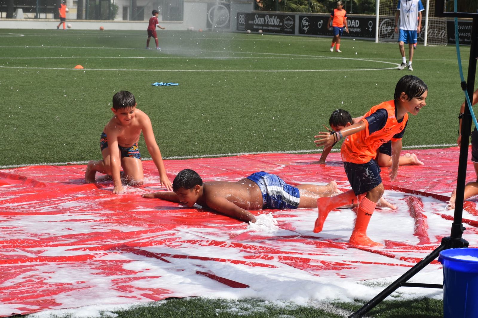 Fiesta de deporte, espuma y convivencia en el Campus de Verano ‘Emilio Cózar’