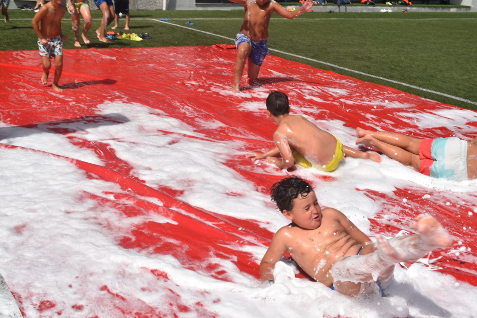 Fiesta de deporte, espuma y convivencia en el Campus de Verano ‘Emilio Cózar’