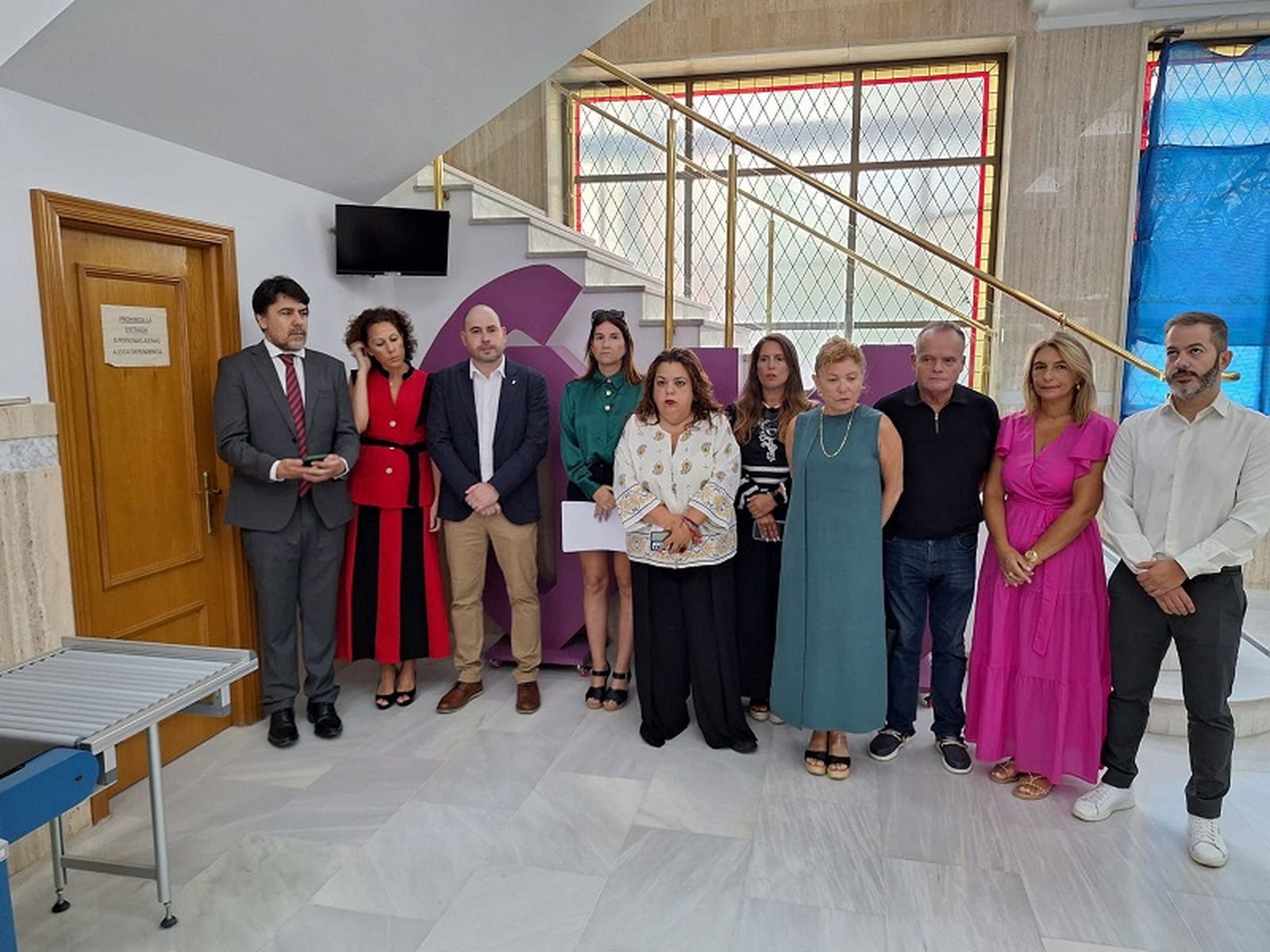 Imagen de las personas participantes del minuto de silencio. / FOTO CEDIDA