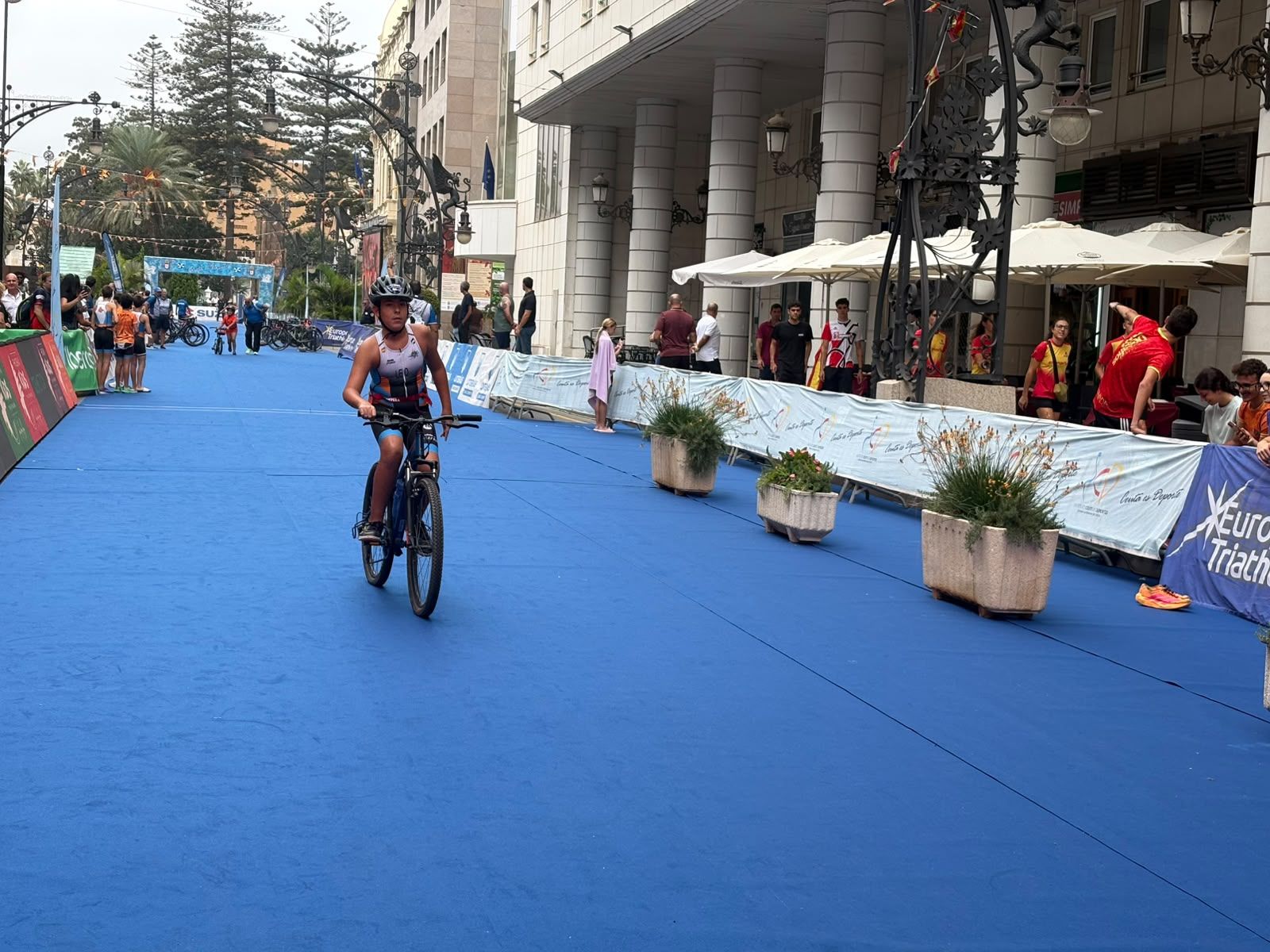 Los aficionados al triatlón en Ceuta se reúnen para participar en el Acuatlón Popular 'Juan Mur' y en la Phoenix Kids Triathlon