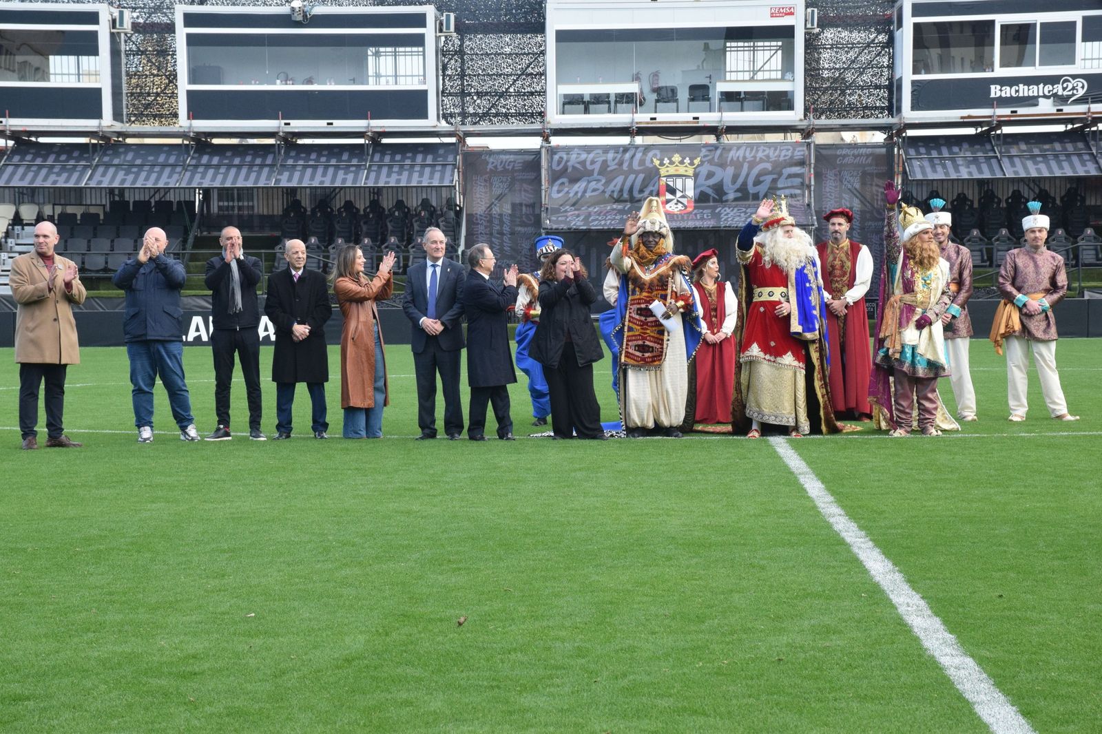 Los Reyes Magos aterrizan en el Alfonso Murube horas antes de la cabalgata
