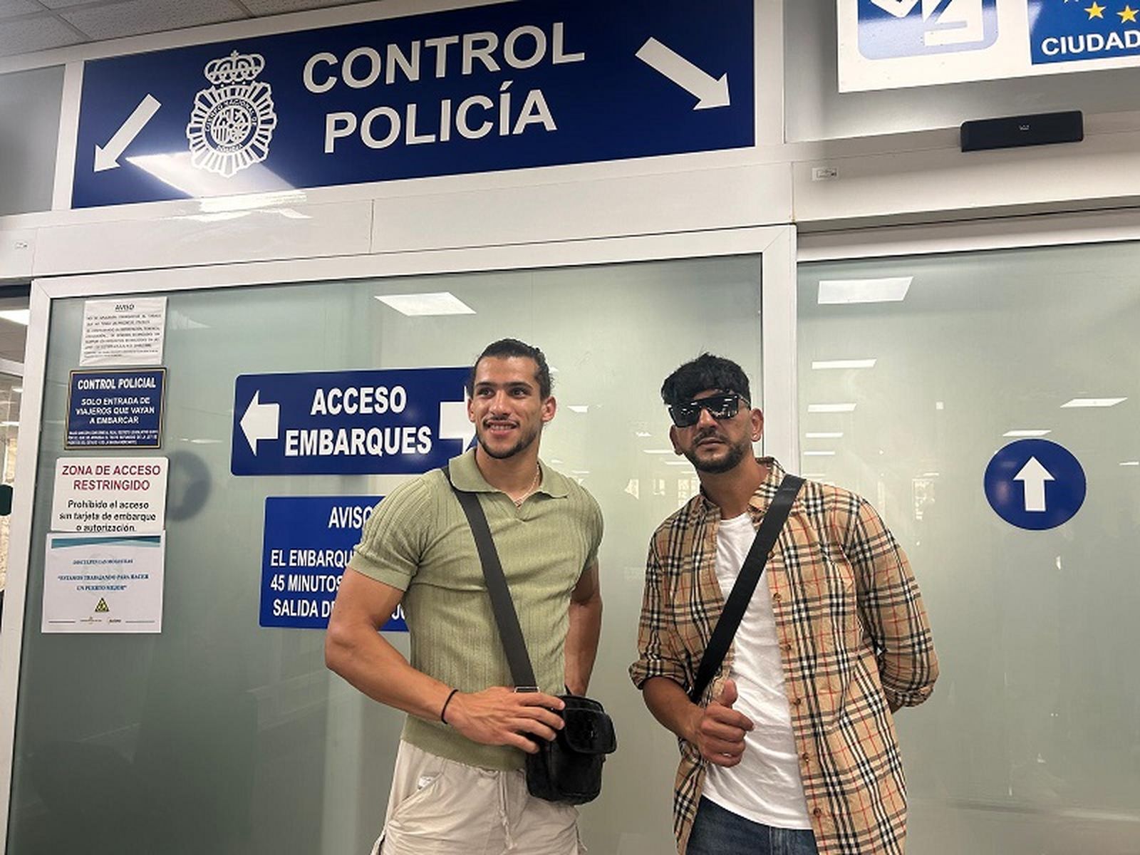 Amin y Tarek posan frente al control policial de la Estación Marítima de Ceuta, minutos antes de embarcar rumbo a Algeciras. / FOTO G.S.