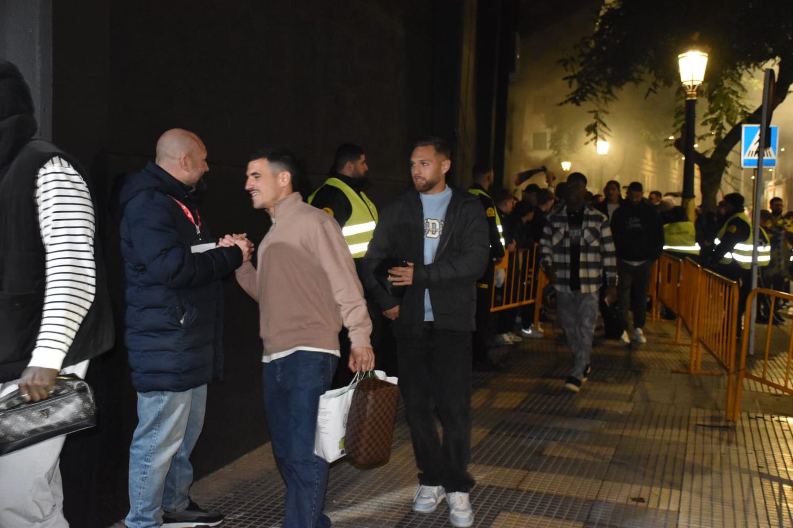 Los jugadores de ambos equipos ya llegan al Alfonso Murube