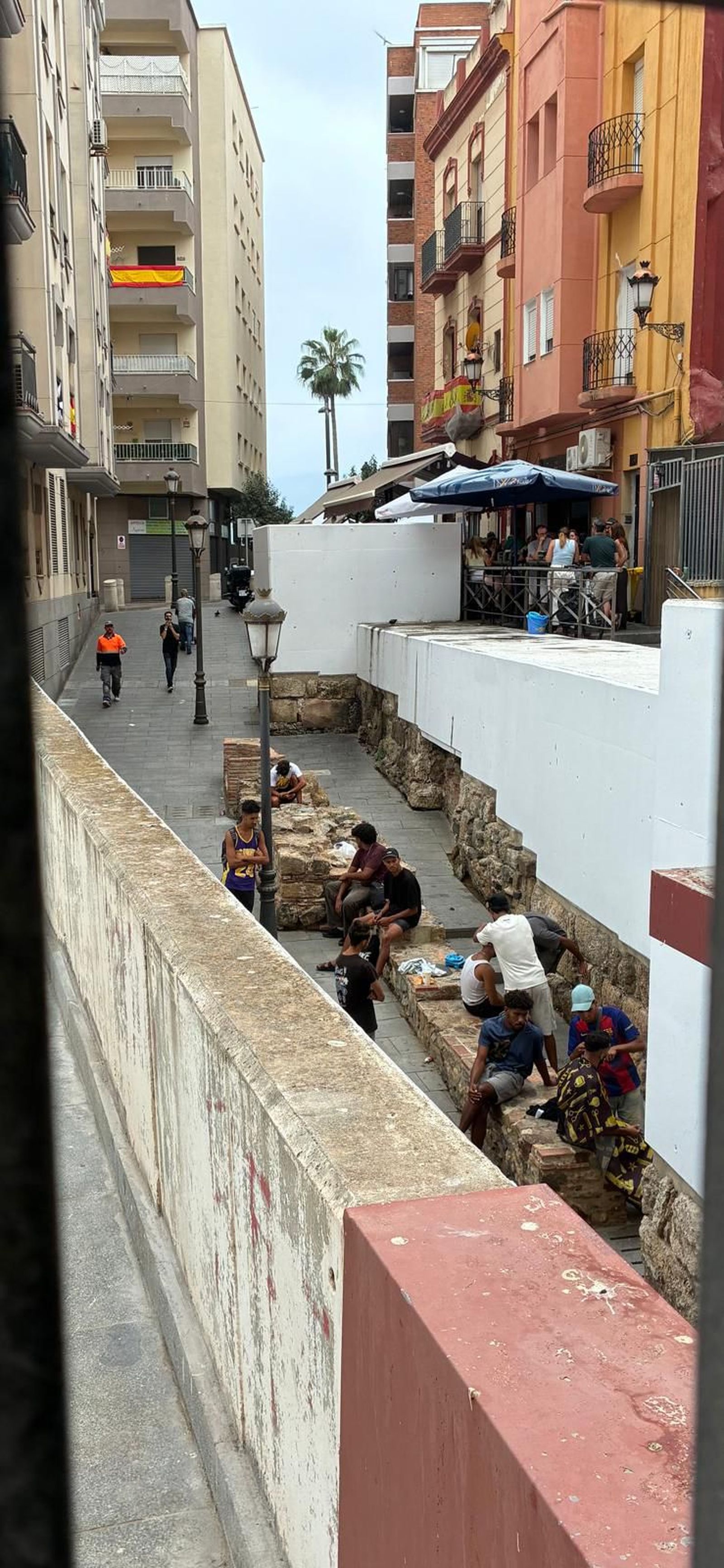 Peluquería marroquí en plena vía pública junto a la Basílica Tardorromana, sin higiene ni condiciones sanitarias
