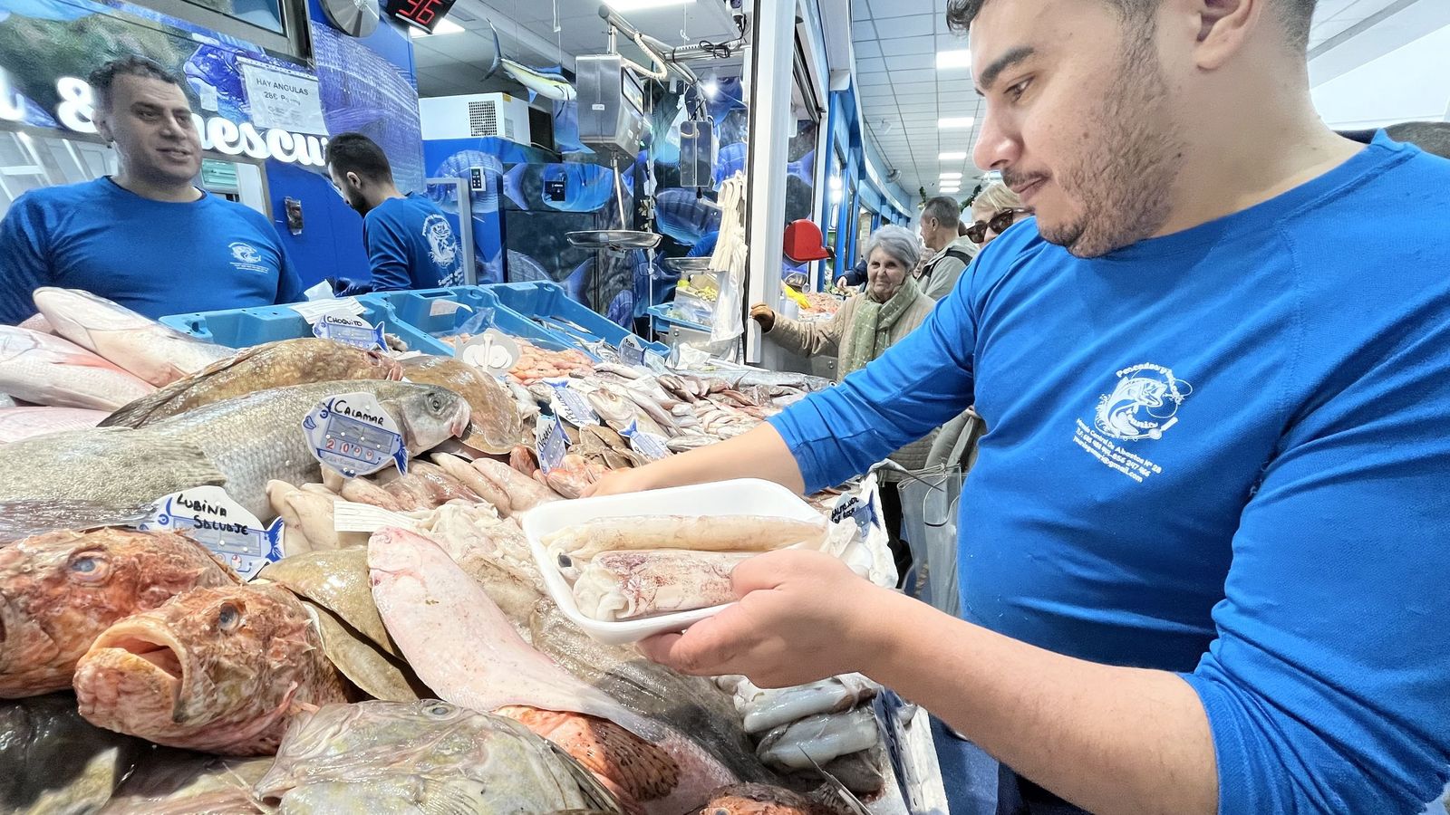 Imágenes de la pescadería de Younes en el Mercado Central.