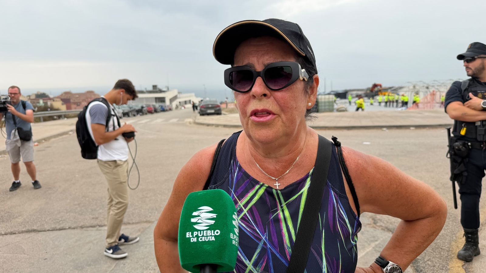 Antonia atiende al diaro EL Pueblo de ceuta