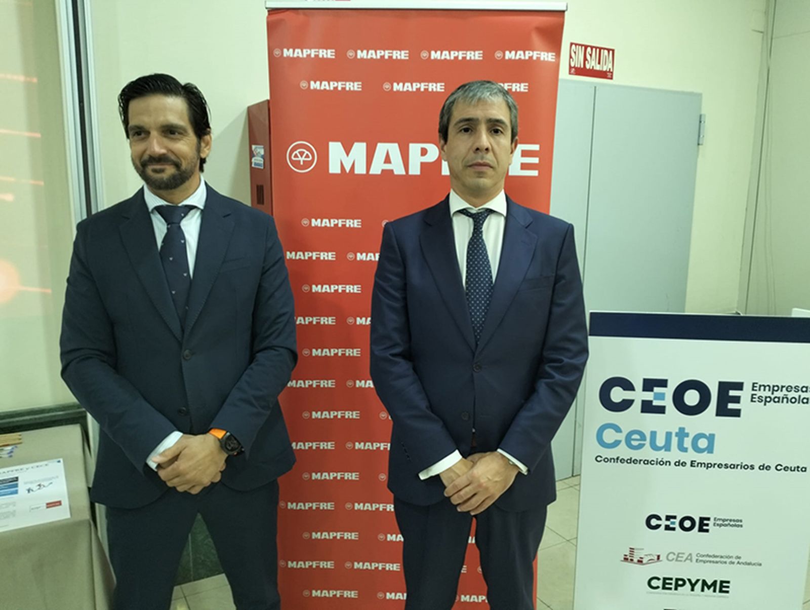 Martínez (izqda.) y Arana, en los momentos previos al encuentro con los empresarios ceutíes/FOTO EL PUEBLO