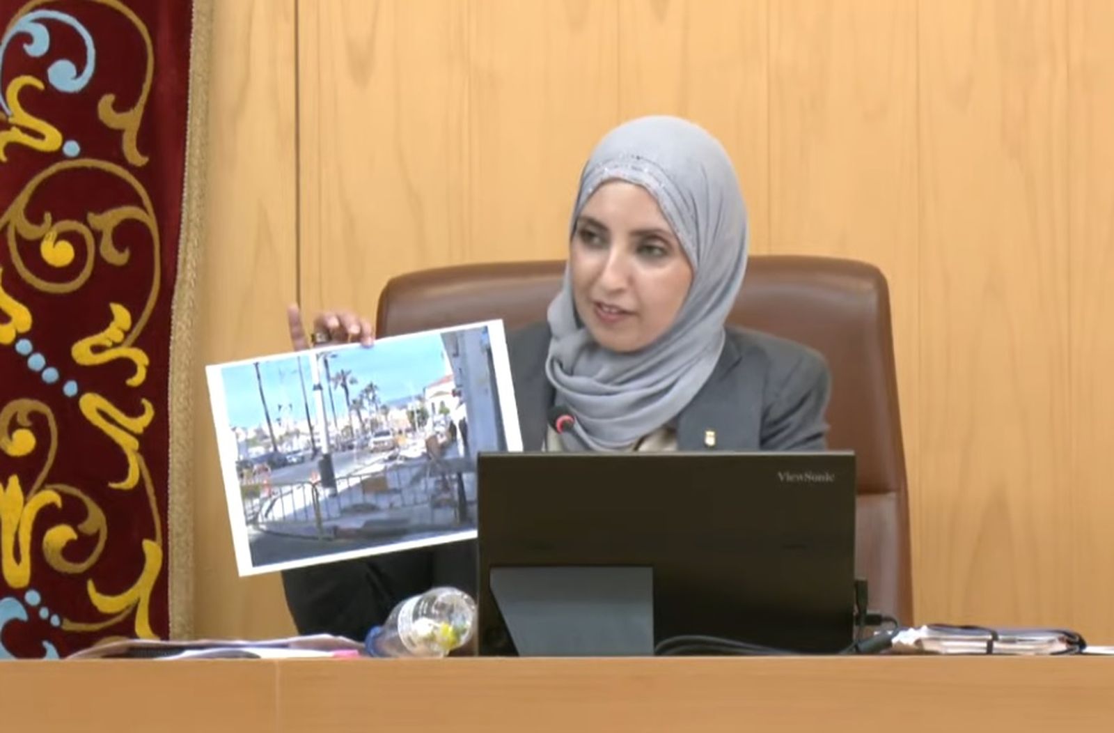 La líder del MDyC, Fatima Hamed, enseñando una imagen de una zona donde no se pueden aparcar motos.