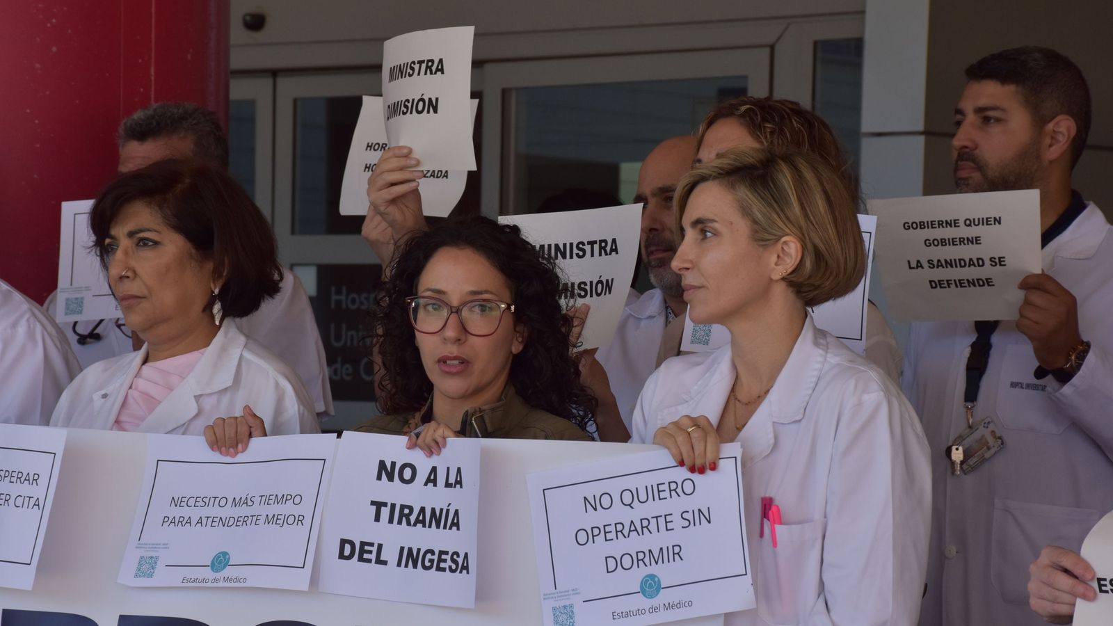 Concentración de médicos del HUCE por la cuarta semana de huelga nacional