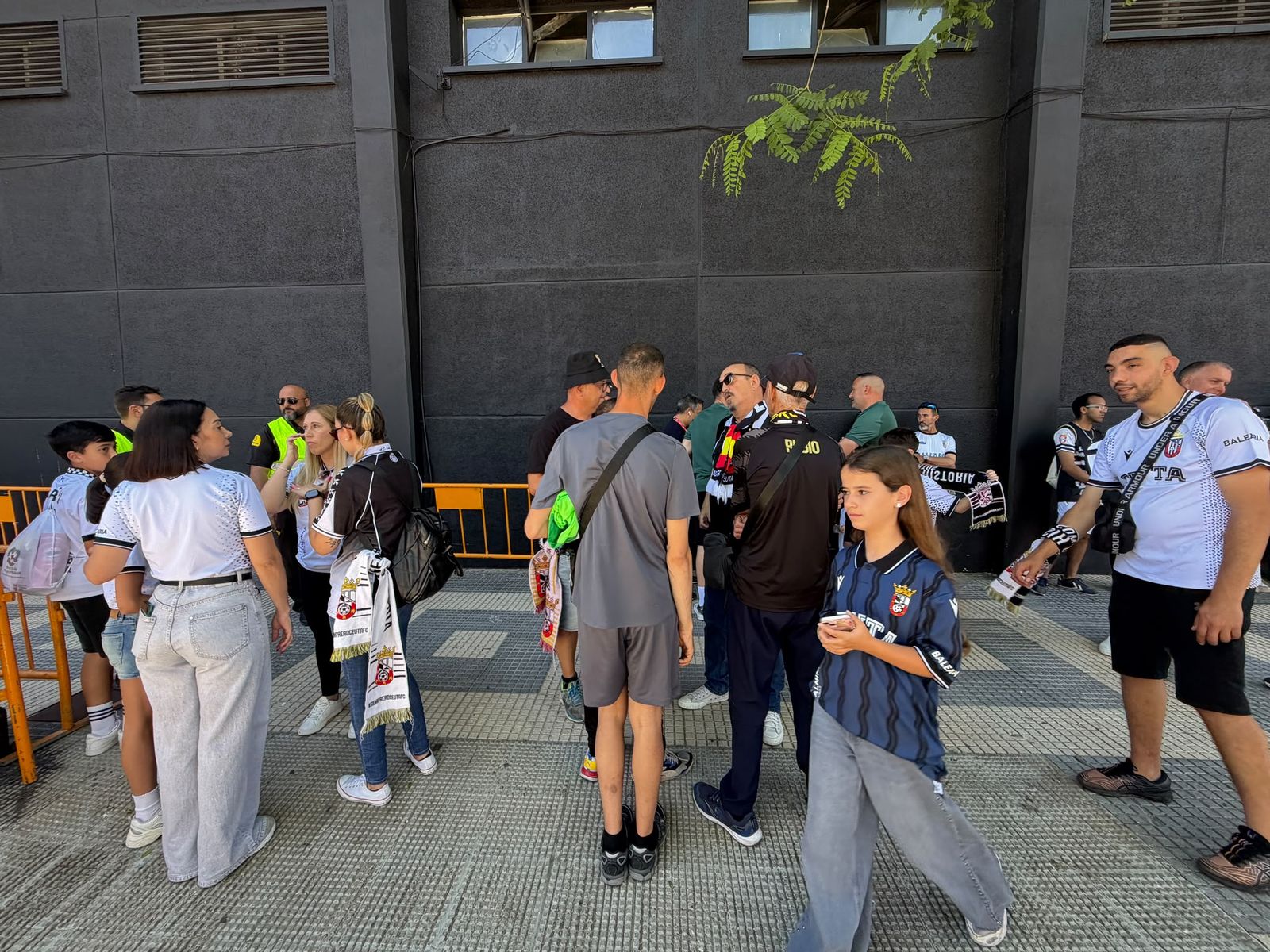 Aficionados ceutíes recibiendo a la AD Ceuta