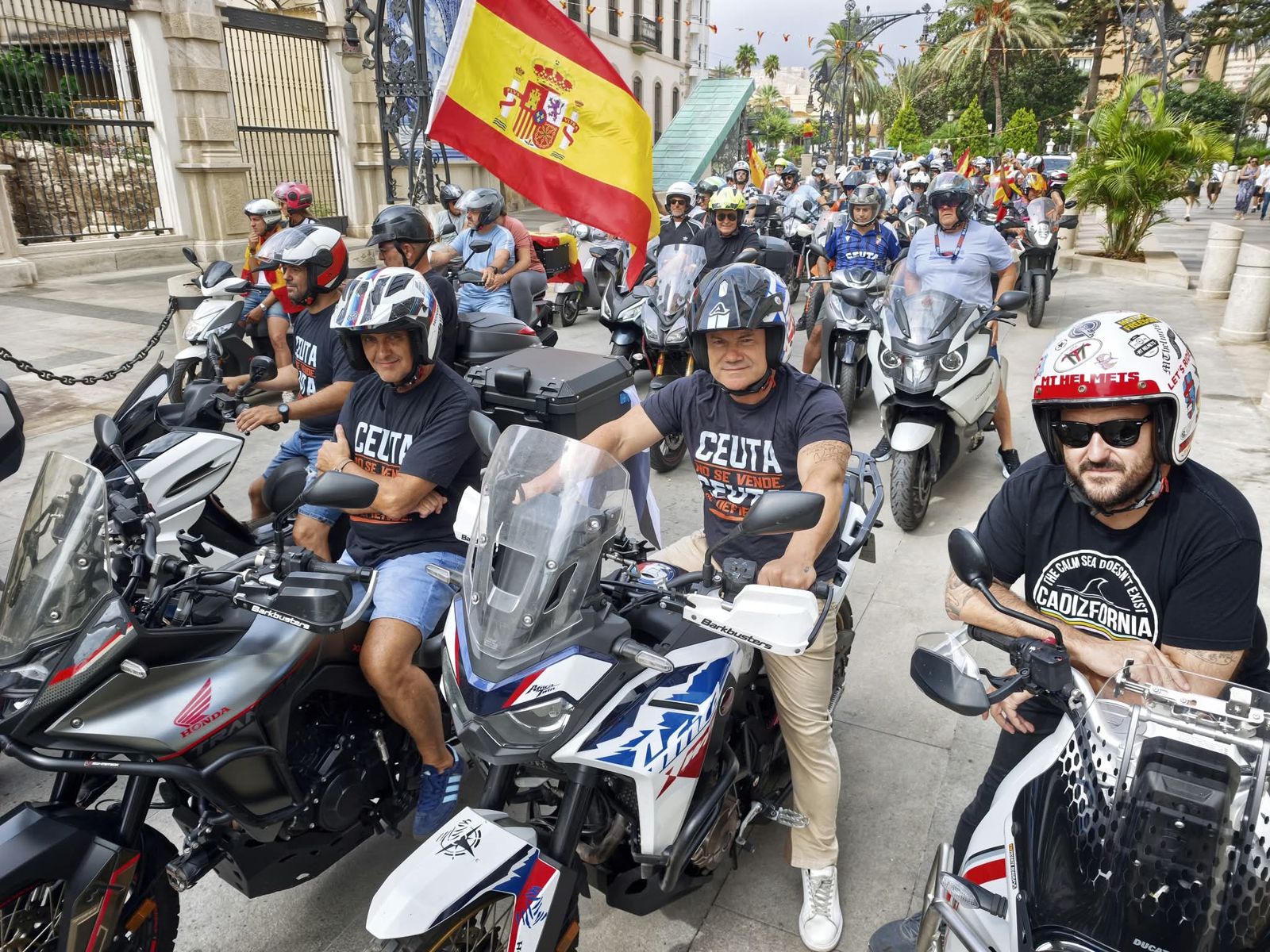 Cientos de motoristas se manifiestan por las calles de Ceuta