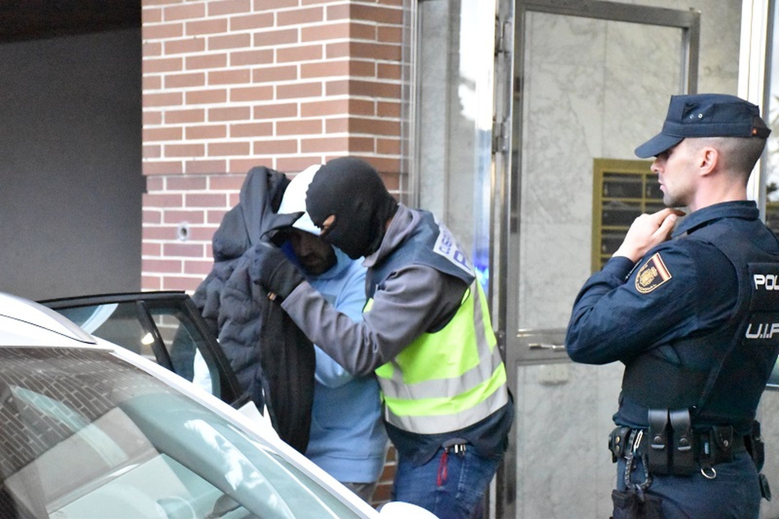 La policía introduciendo al detenido en un coche este jueves por la tarde. / FOTO NICOL'S