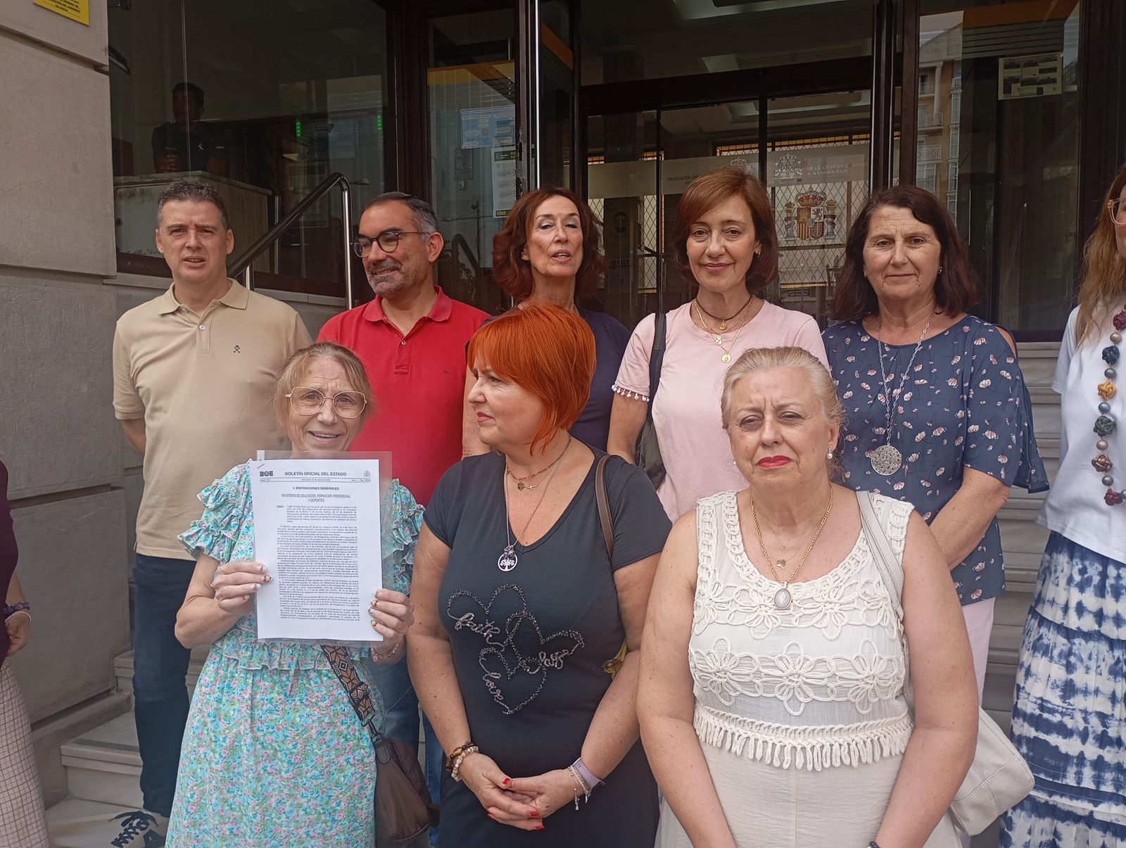 La sindicalista Amparo Canto muestra el BOE con la autorización de los pagos