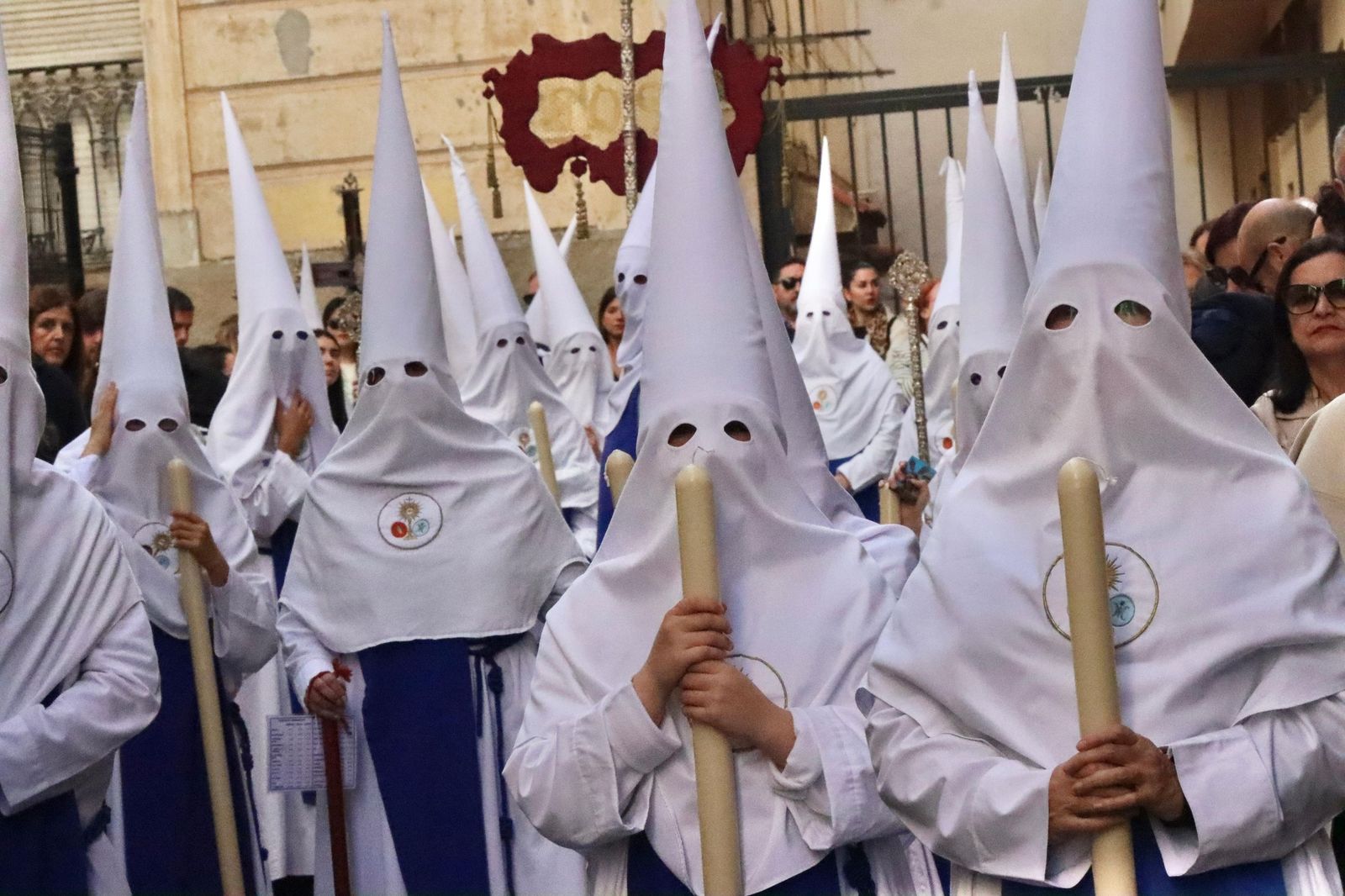 Cuarenta y cinco hombres bajo las trabajaderas y uno "ayudando desde el cielo"