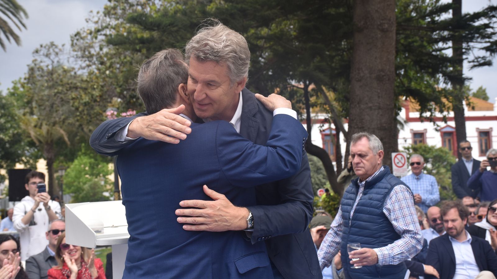 Feijóo y Vivas se abrazan durante el acto del PP por el Día de Europa en la Plaza de África