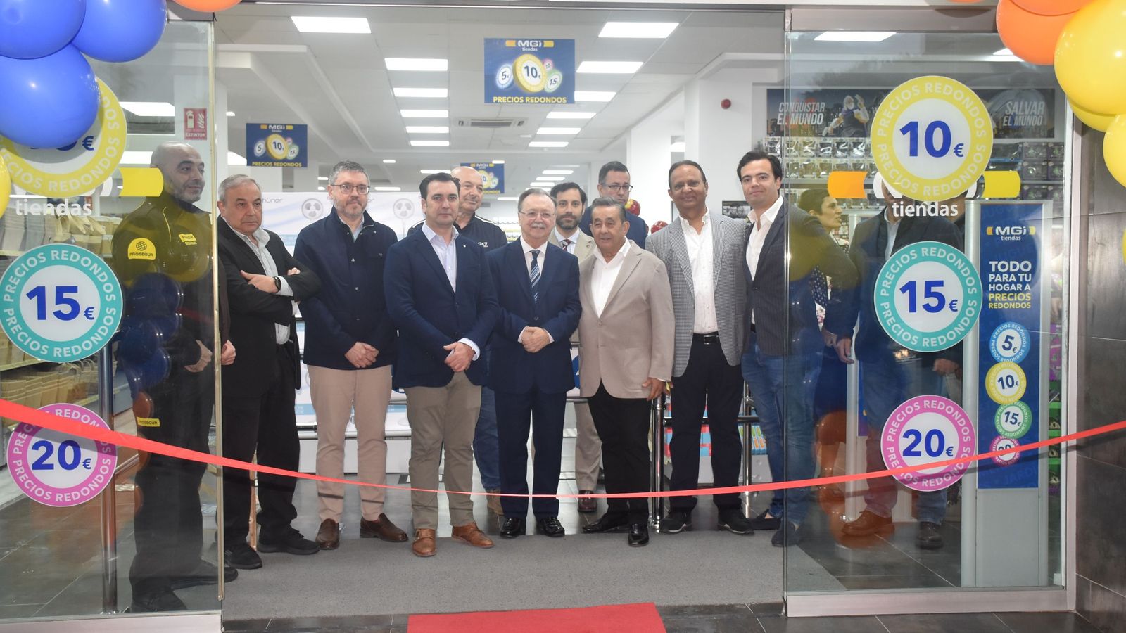 La familia Rosado, dueños de la empresa MGI, y el presidente de Ceuta en la inauguración de la nueva tienda en Ceuta