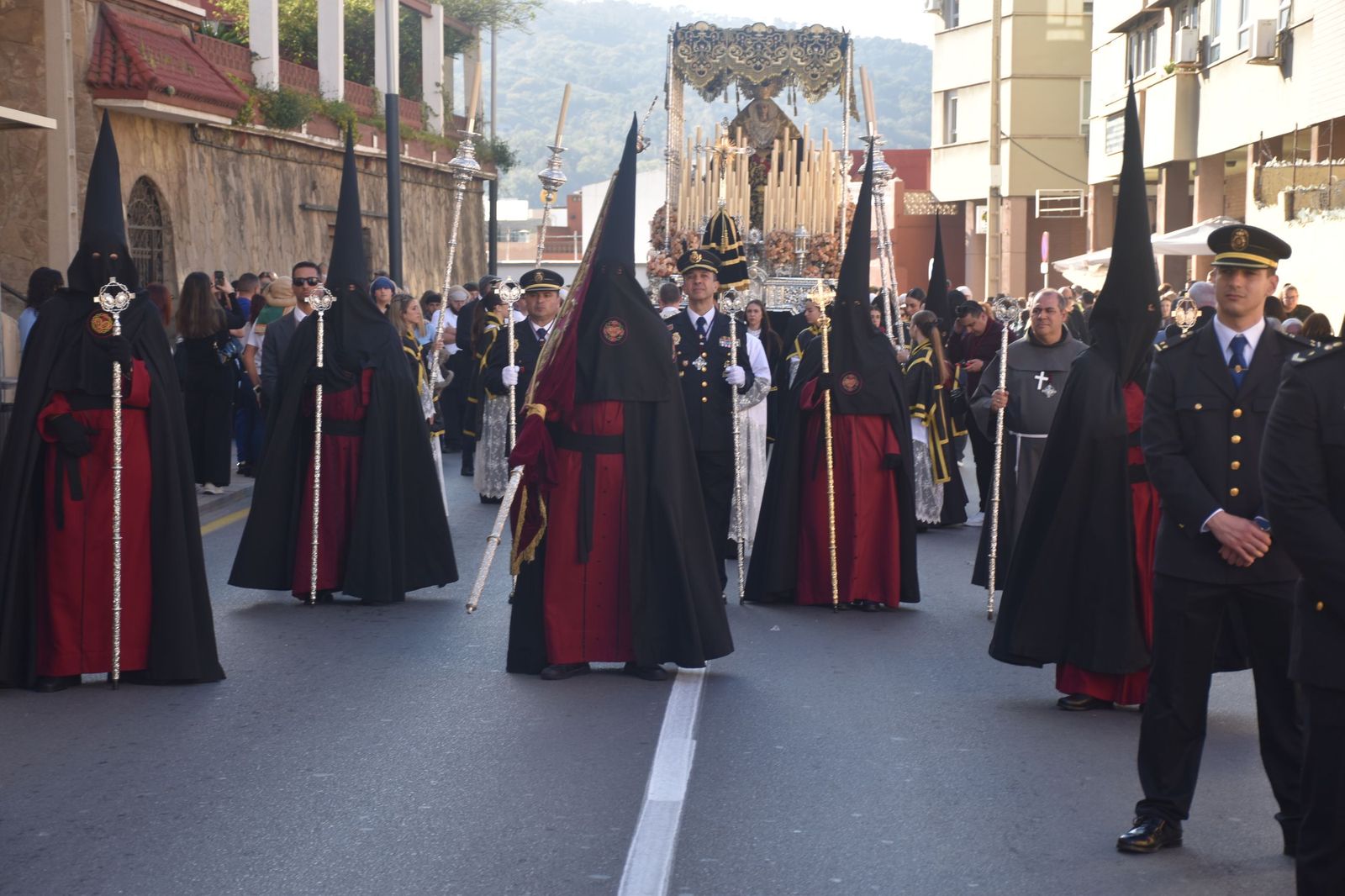 La Amargura: andares de barrio para un Miércoles Santo soleado