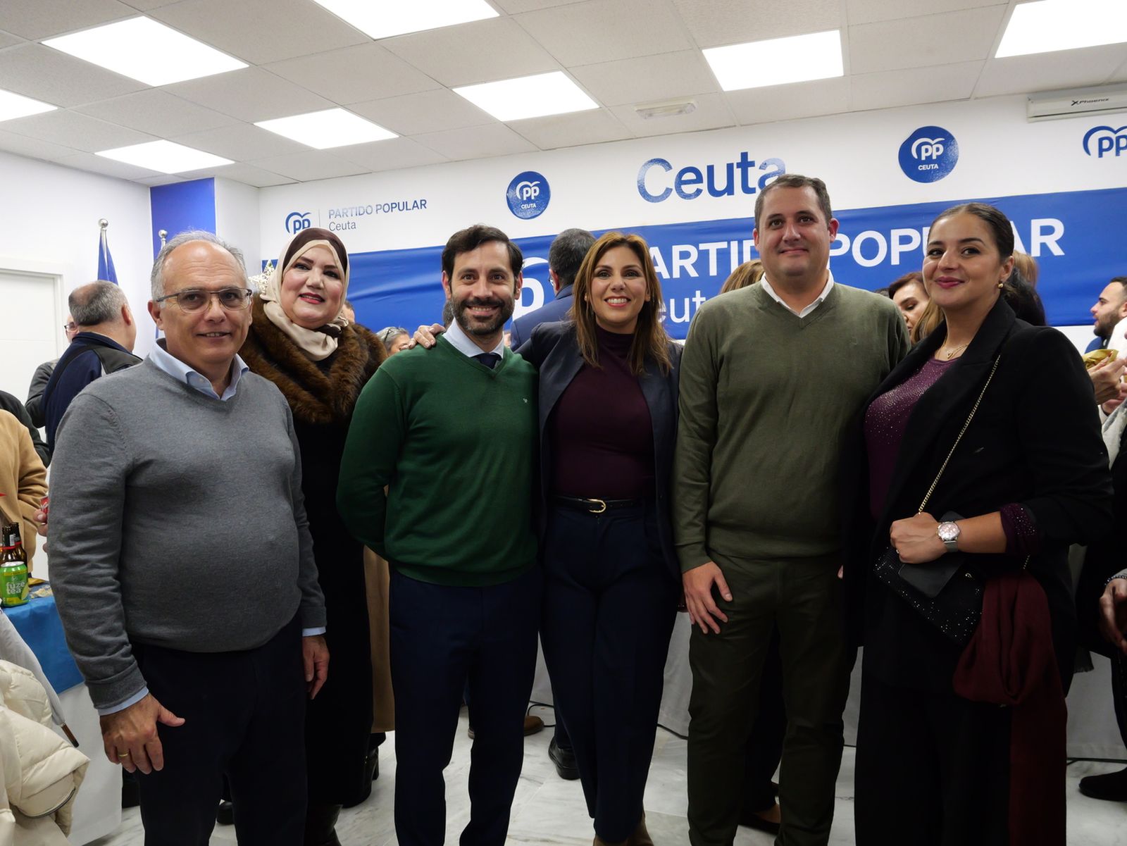 Vivas sugiere un relevo futuro y reivindica su gestión en la copa navideña del PP