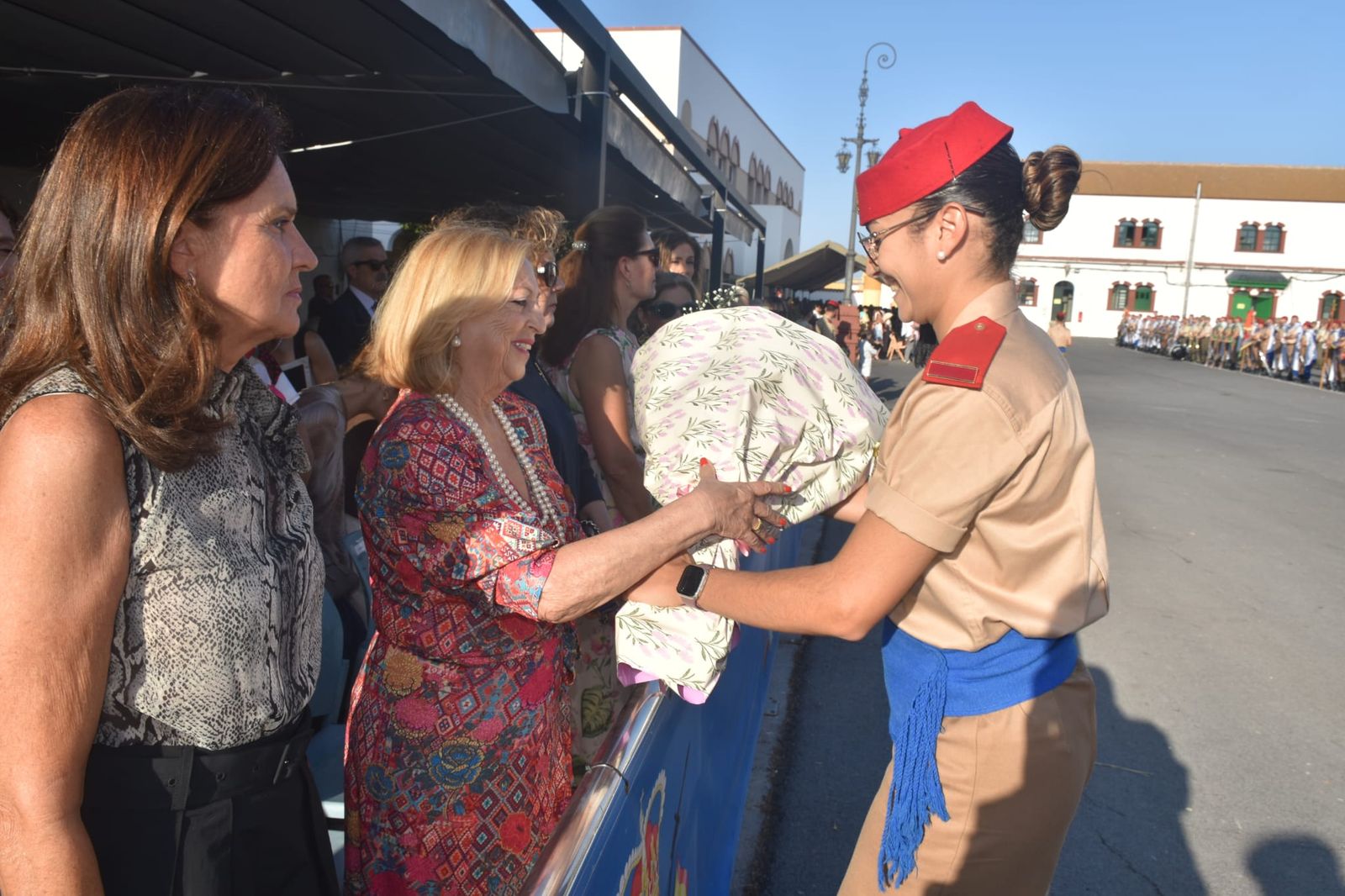 El acuartelamiento González-Tablas acoge una parada militar por el 115 aniversario de Regulares