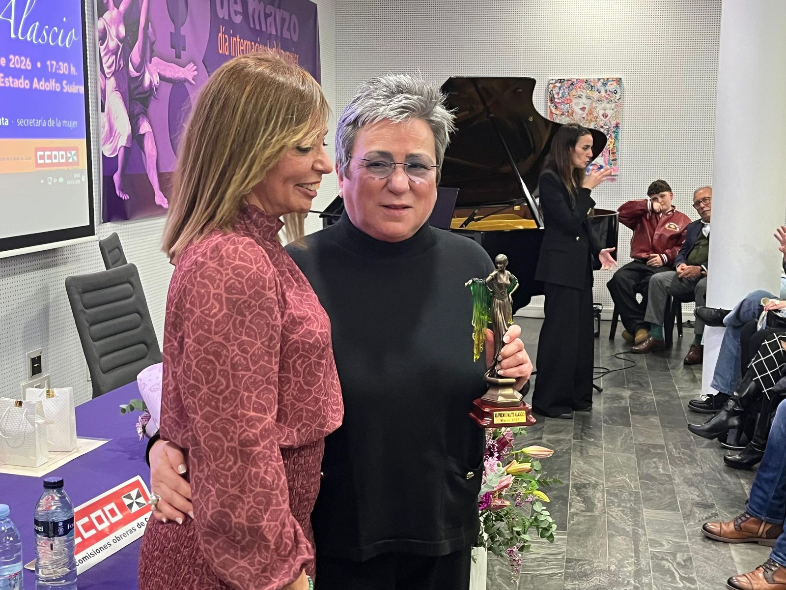 Palomo, con el trofeo, junto a la sindicalista Yolanda Díaz