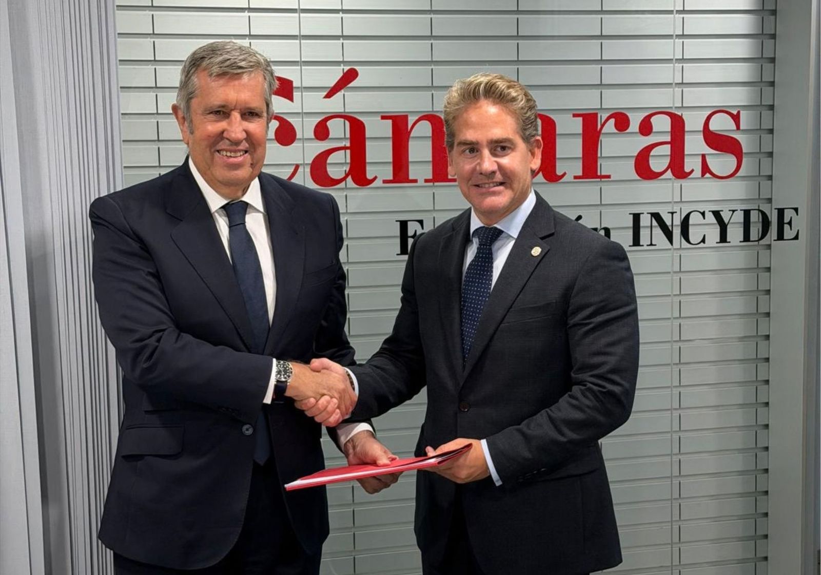 Fotografía de la firma de la colaboración entre los responsables de ambas entidades.
