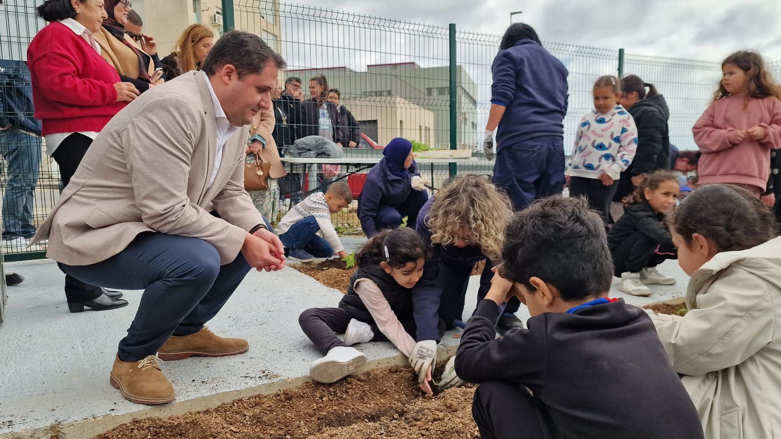 El consejero Alejandro Ramírez en el huerto urbano de Loma Colmenar con los más pequeños
