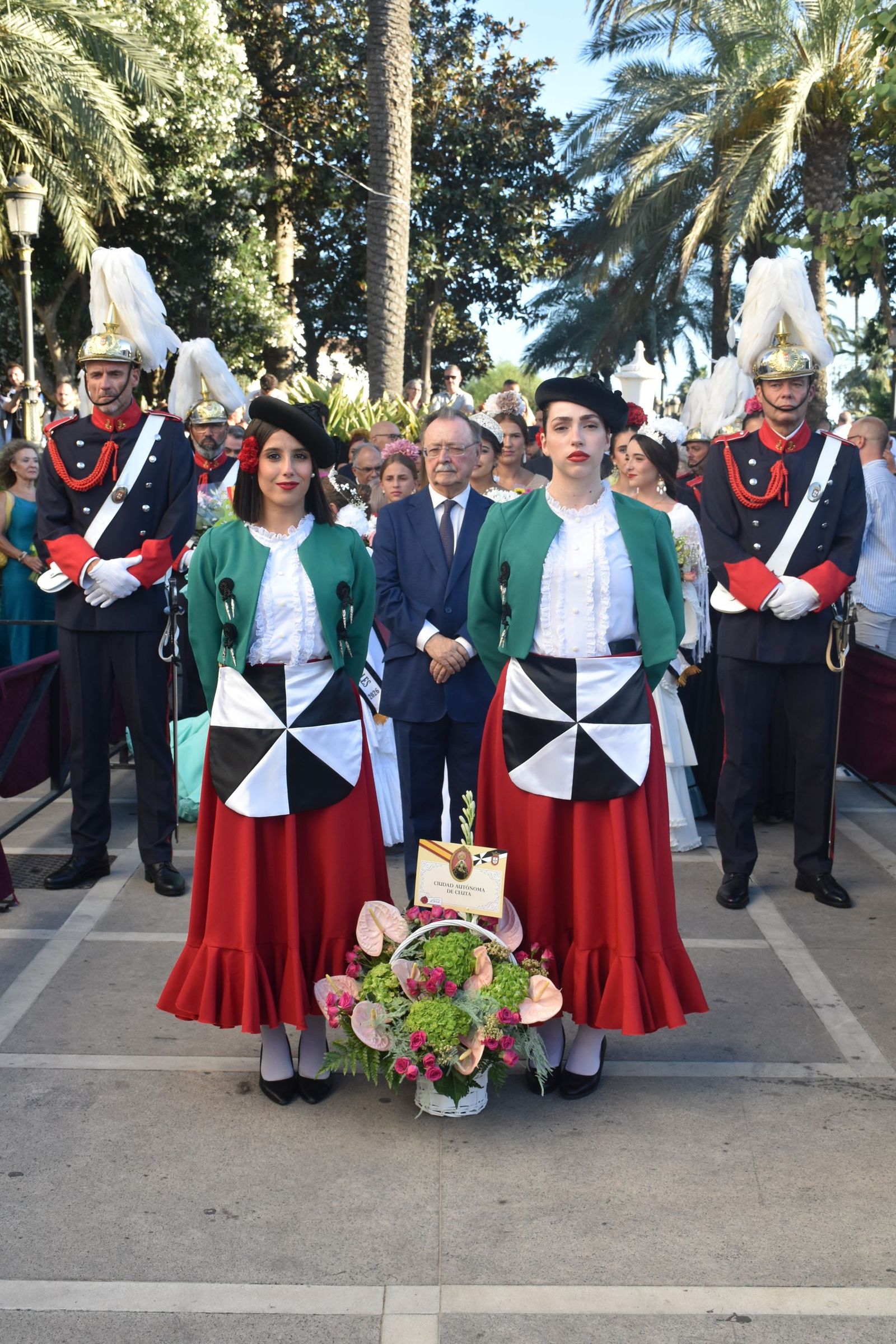 Los ceutíes vuelven a encontrarse con su Madre entre flores, esperanza y lágrimas contenidas