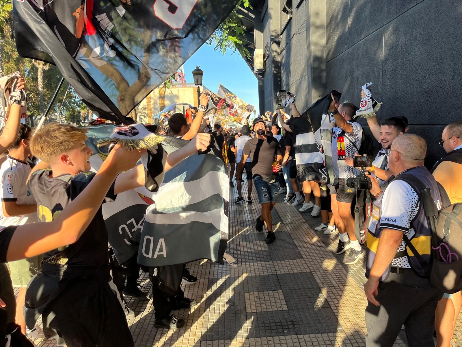 ‘Corteo’ de los ceutíes para animar a su equipo cerca del ‘Murube’ ‘Corteo’ de los ceutíes para animar a su equipo cerca del ‘Murube’