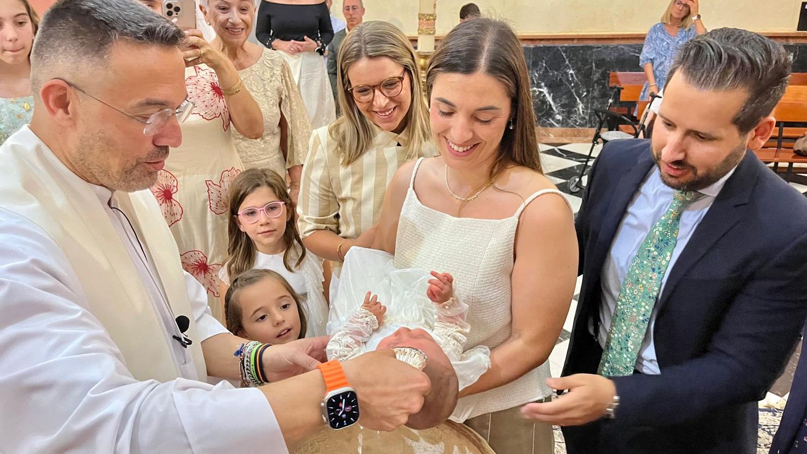 Gonzalo recibió el Sacramento del Bautismo en Los Remedios rodeado de sus familiares