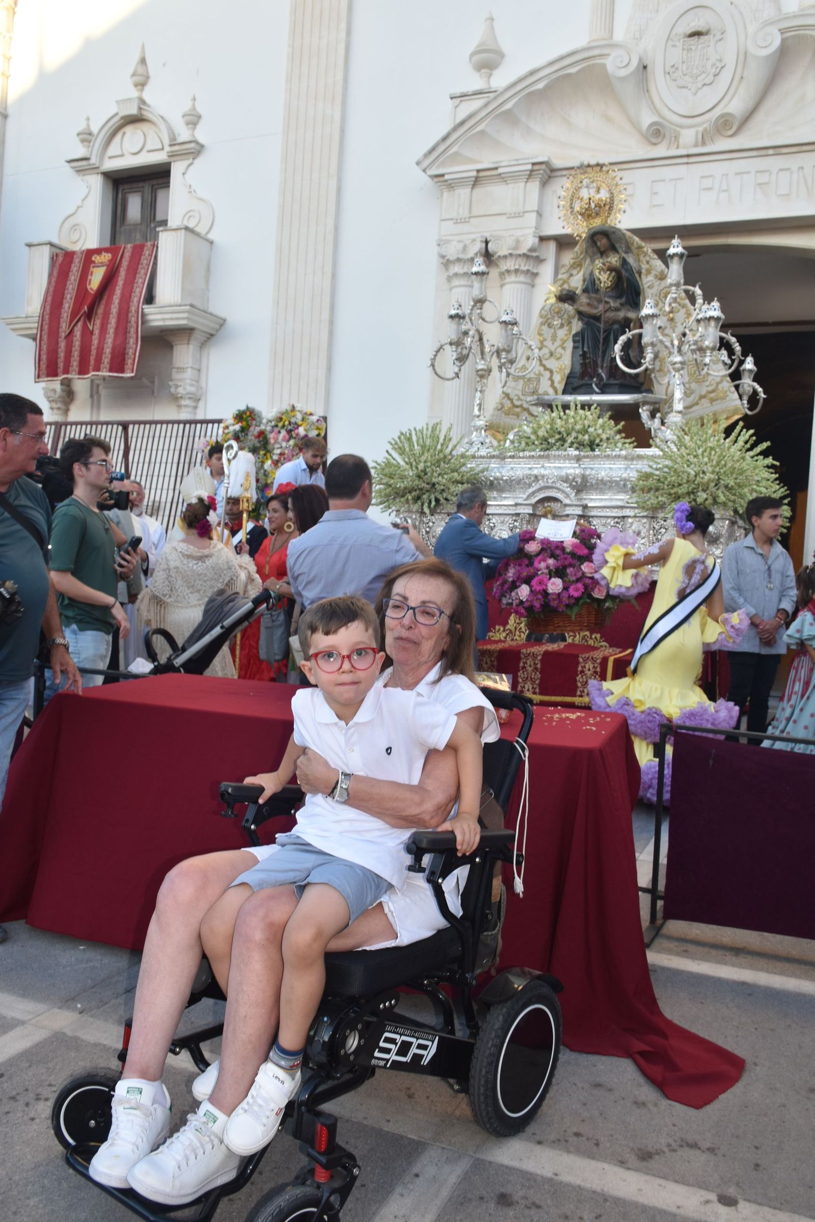 Los ceutíes vuelven a encontrarse con su Madre entre flores, esperanza y lágrimas contenidas