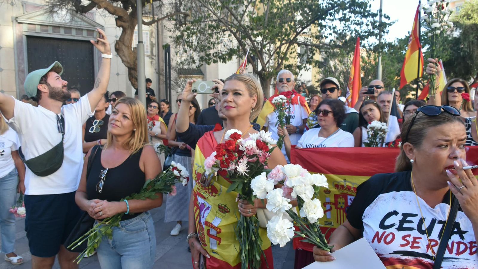 Concentración de los claveles en la plaza de los Reyes