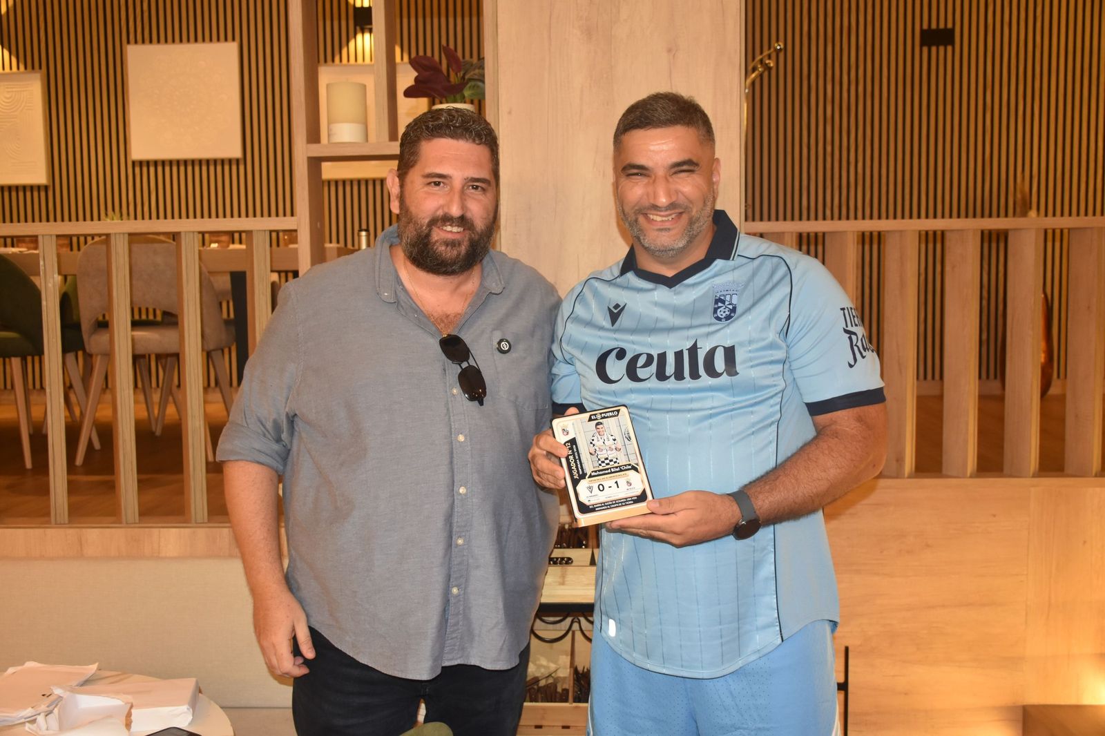 El Pueblo de Ceuta reúne a sus ‘Jugadores nº12’ y convierte su pasión por el Ceuta en cromos