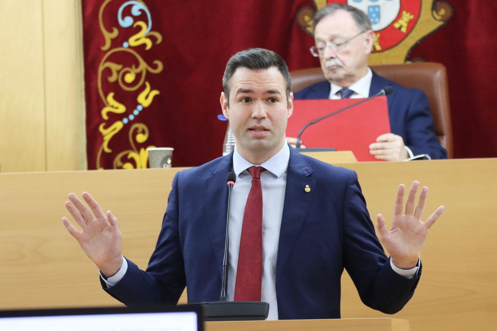 La Asamblea tumba la “charlotada” de Verdejo y reafirma su respaldo a Juan Vivas