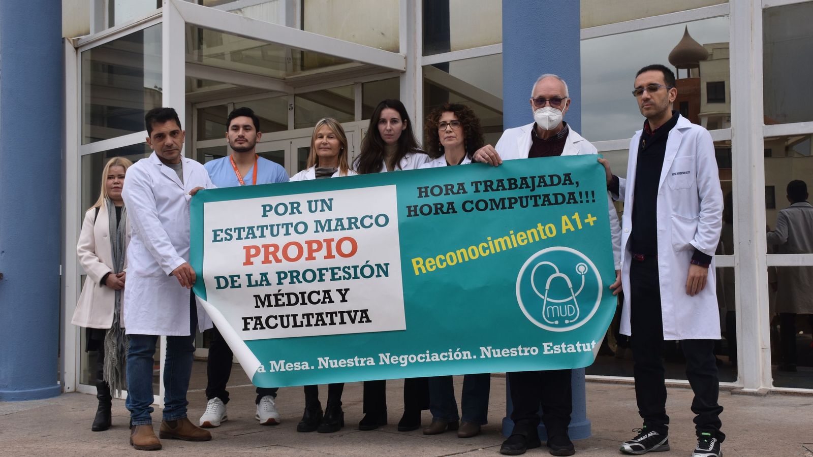 Médicos del Centro de Salud de Recinto, concentrados este miércoles para exigir un estatuto médico