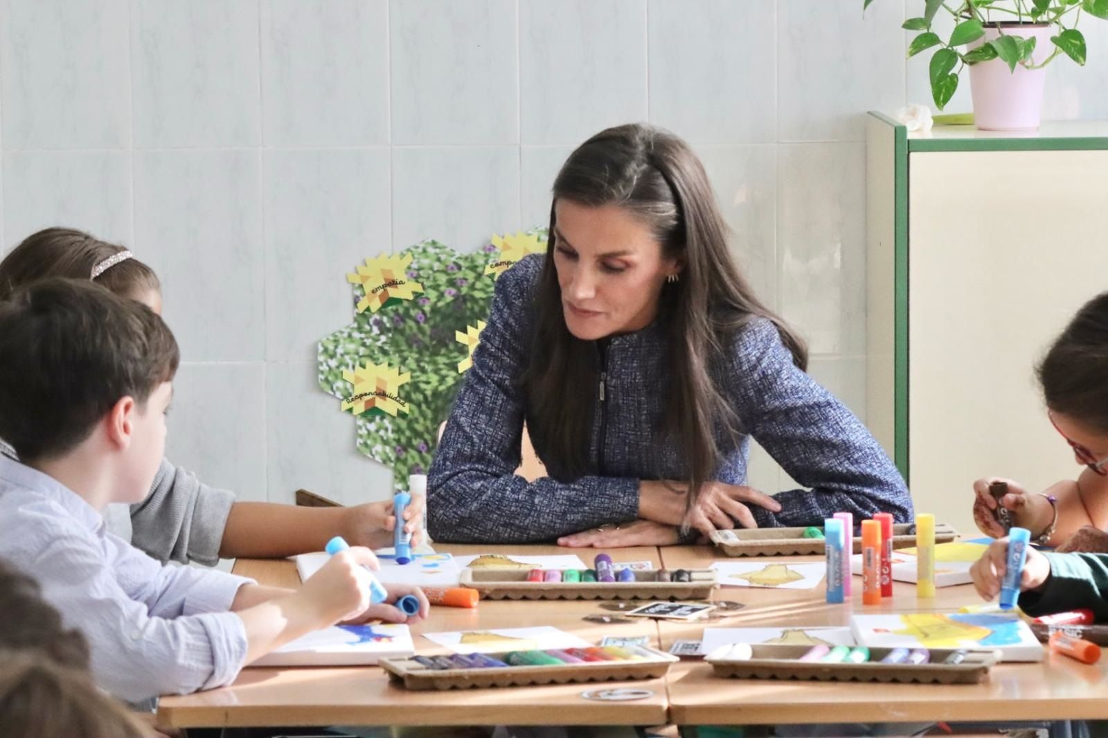 Álbum de una jornada histórica: Felipe y Letizia, con los ceutíes