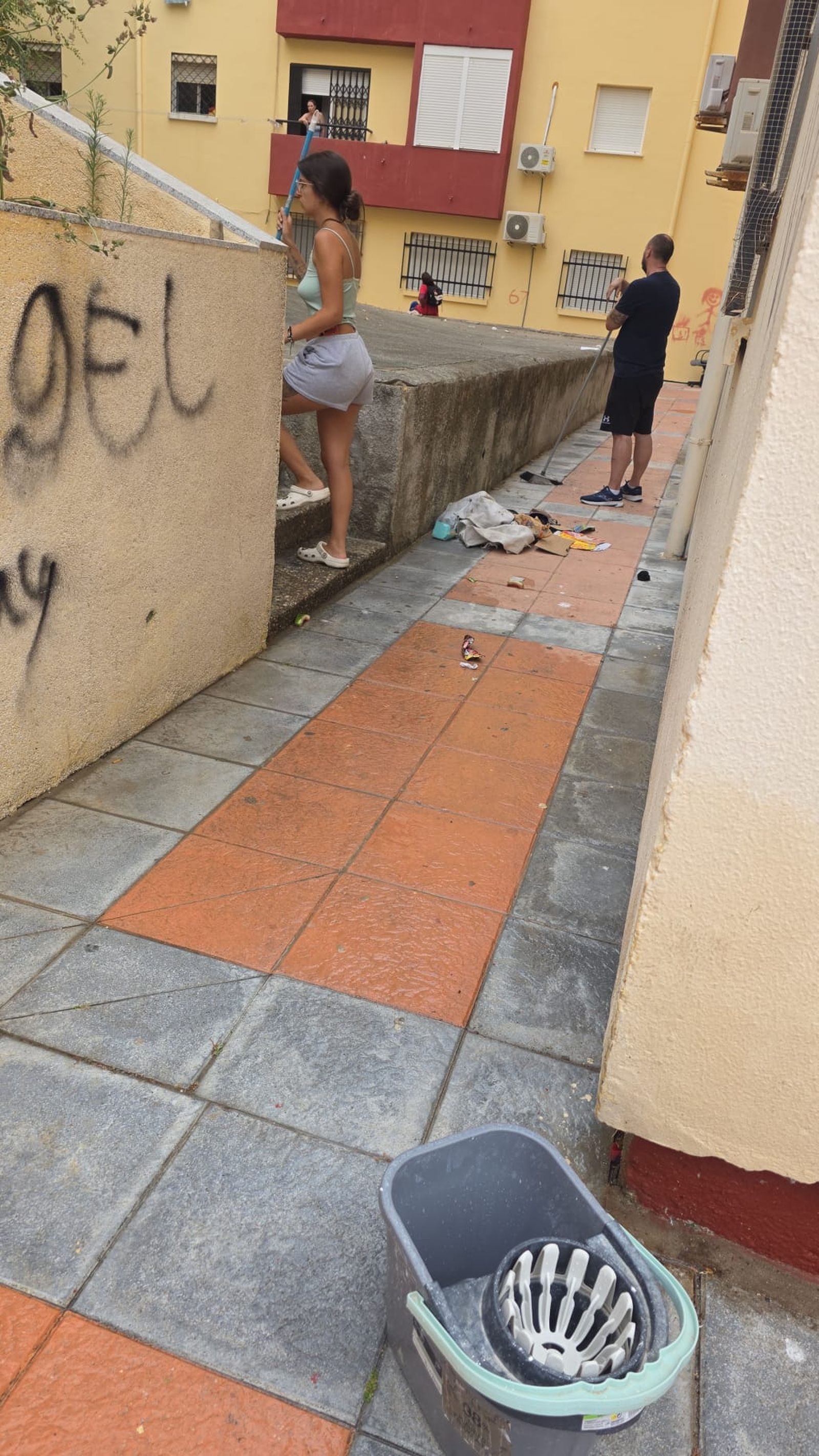 Los vecinos del Polígono Virgen de África se coordinan para limpiar sus calles
