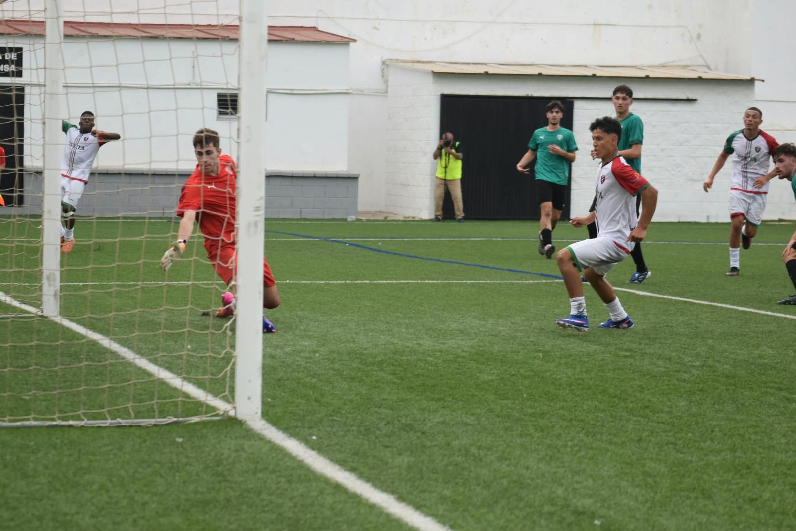(2-1) El Sporting remonta para superar al Alhendín